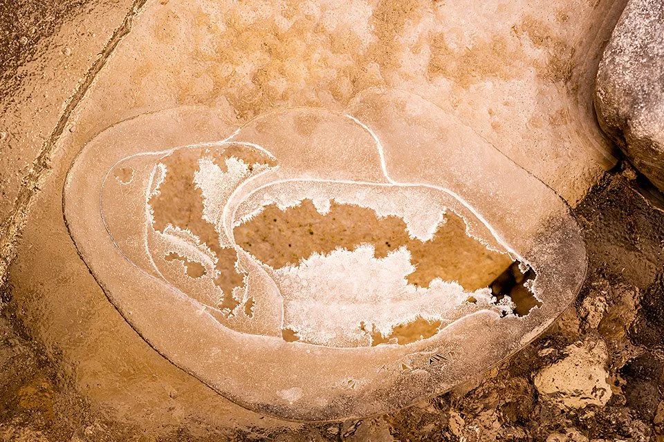 Gefrorenes Wasser am Ufer der Isar, bildet schöne Strukturen aus