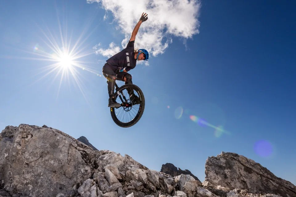 Einradfahrer Michael Rung springt im Karwendel nahe der Seekarspitze im Gelände.