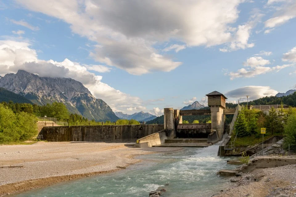Das Wasserkraftwerk in Krün, im Hintergrund das Karwendel bei Mittenwald