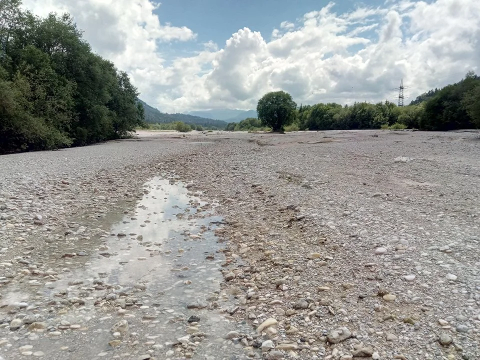 Restwasser der Isar. Eine letzte kleine Pfütze im Bachbett der Isar bei Wallgau