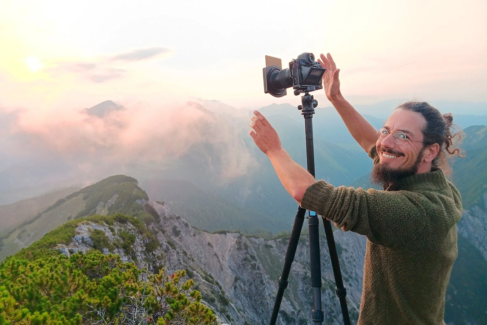 Der Naturfotograf Sebastian Frölich mit seiner Kamera während einem schönen Abendlicht im Karwendel.