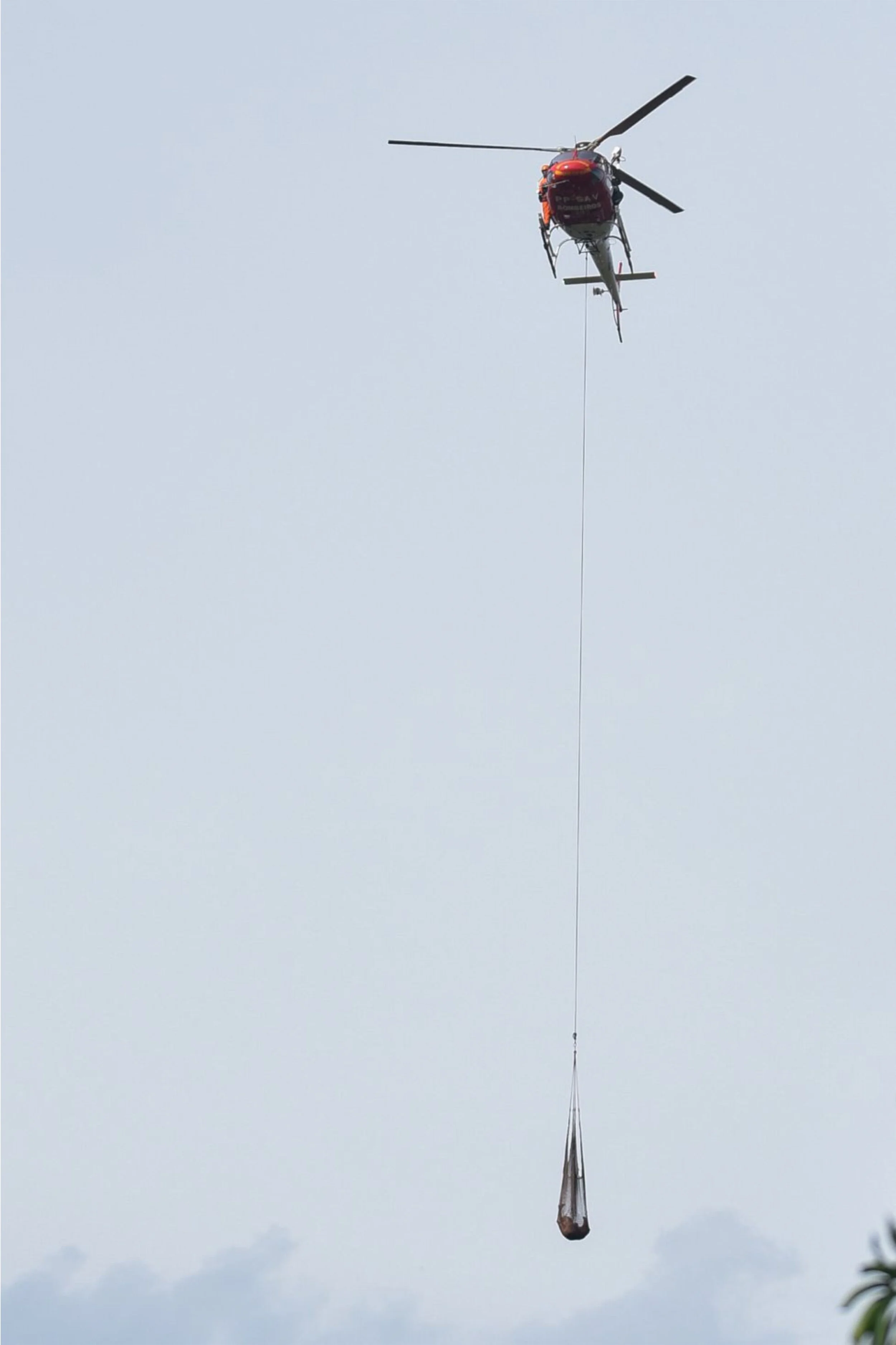Imagem de resgate apropriada e reelaborada na composição como "lágrima funerária" (Crédito: Alexandre Araújo/EL PAÍS Brasil, álbum “Brumadinho: o trabalho de resgate, em imagens”, 27 jan. 2019)