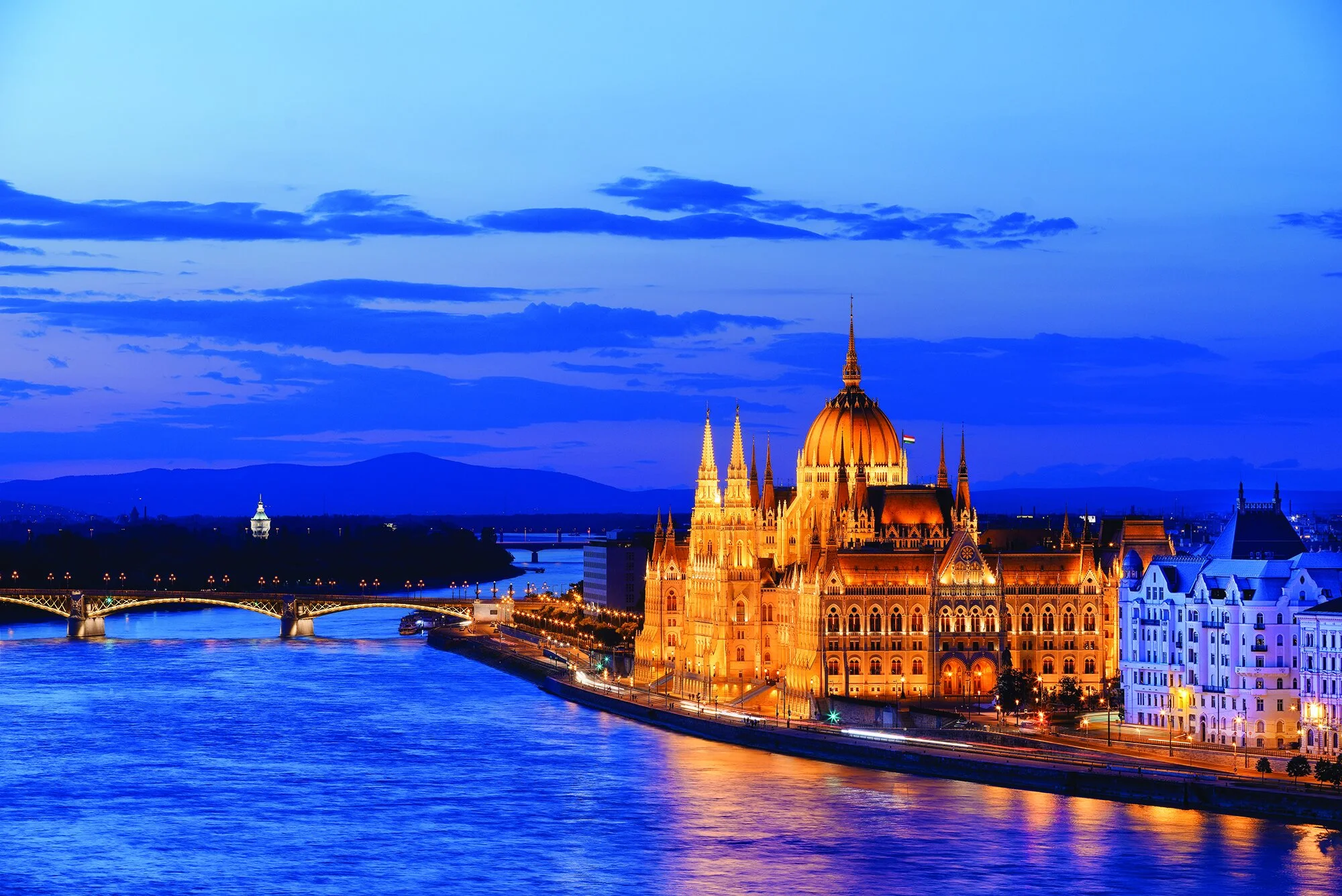 DANUBE_HU_Budapest_night.jpg