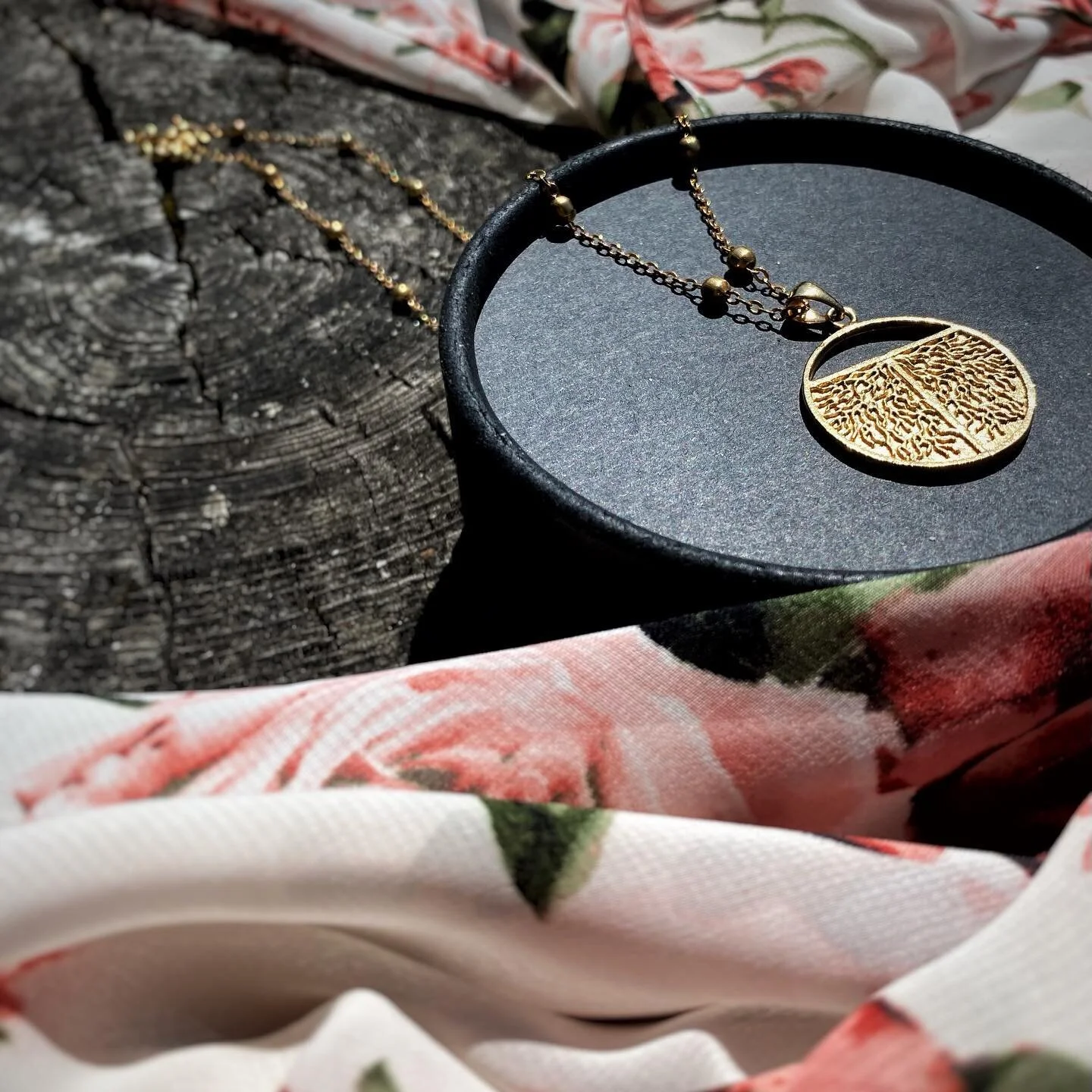 This necklace. My god. I feel like the pictures say it all and I&rsquo;ve got nothing else to add.🥲 Meet I Am.
&bull;
Only 9 available. 22k gold plated brass. Pendant is detachable so it&rsquo;s two necklaces in one!
&bull;
INTENTIONALITY: Swipe &gt
