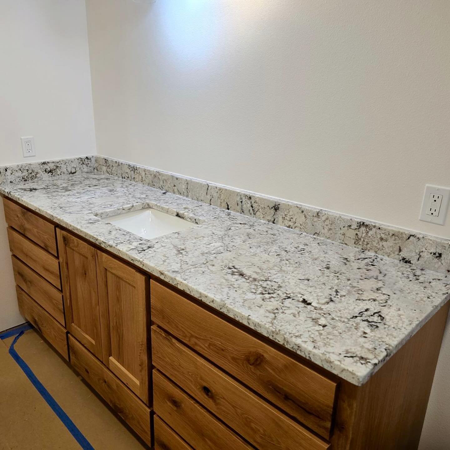 Alaska white vanity & some Quartz accent pieces for a custom tile shower our contractor did ππΌ
#hausgraniteco #arlingtonwa #snohomishcounty #quartzcountertops #granitecountertops #granitecompany #localbusiness