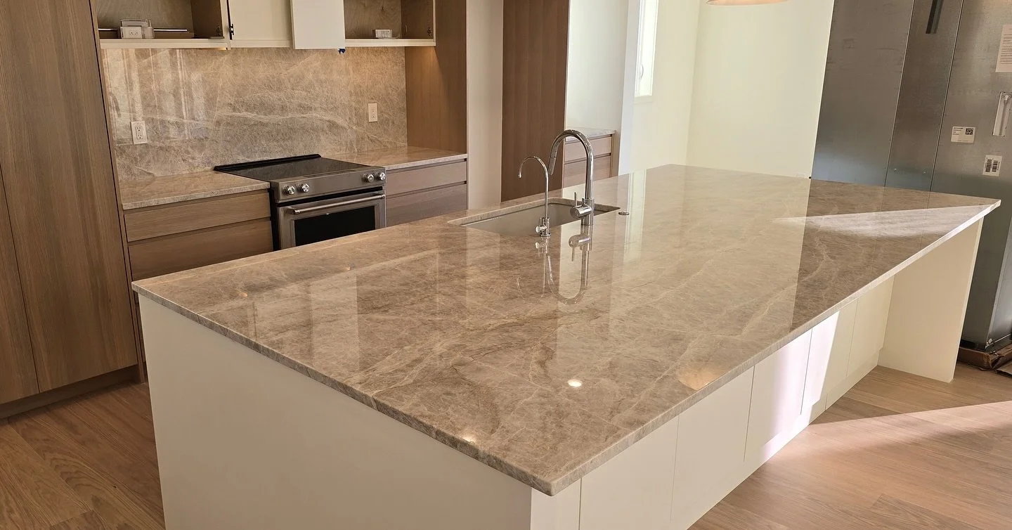 This gorgeous Taj Mahal kitchen is one you&rsquo;re gonna wanna hide your wives from seeing 😮&zwj;💨😮&zwj;💨 #granitekitchencountertops #kitchenremodelingideas #granitecountertops #quartzite  #thehausgraniteco #remodeledhome #kitcheninspiration #ho