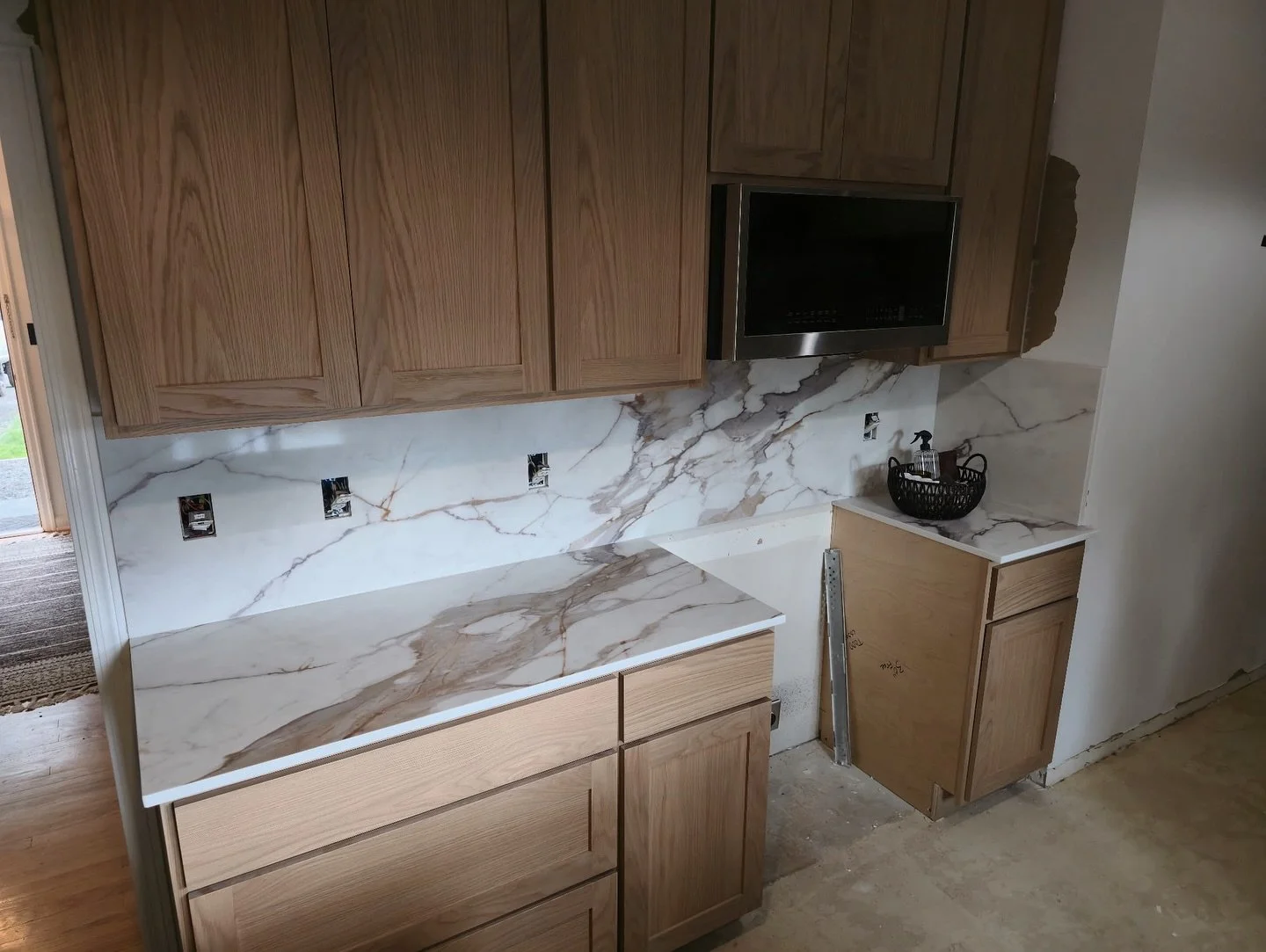 &ldquo;Carmen&rdquo; by Aurea Stone &mdash; where bold veining meets timeless beauty. Perfectly paired with natural wood tones for a warm, modern feel.

#QuartzCountertops #AureaStone #CarmenQuartz #KitchenDesign #StoneGoals #LuxuryRemodel