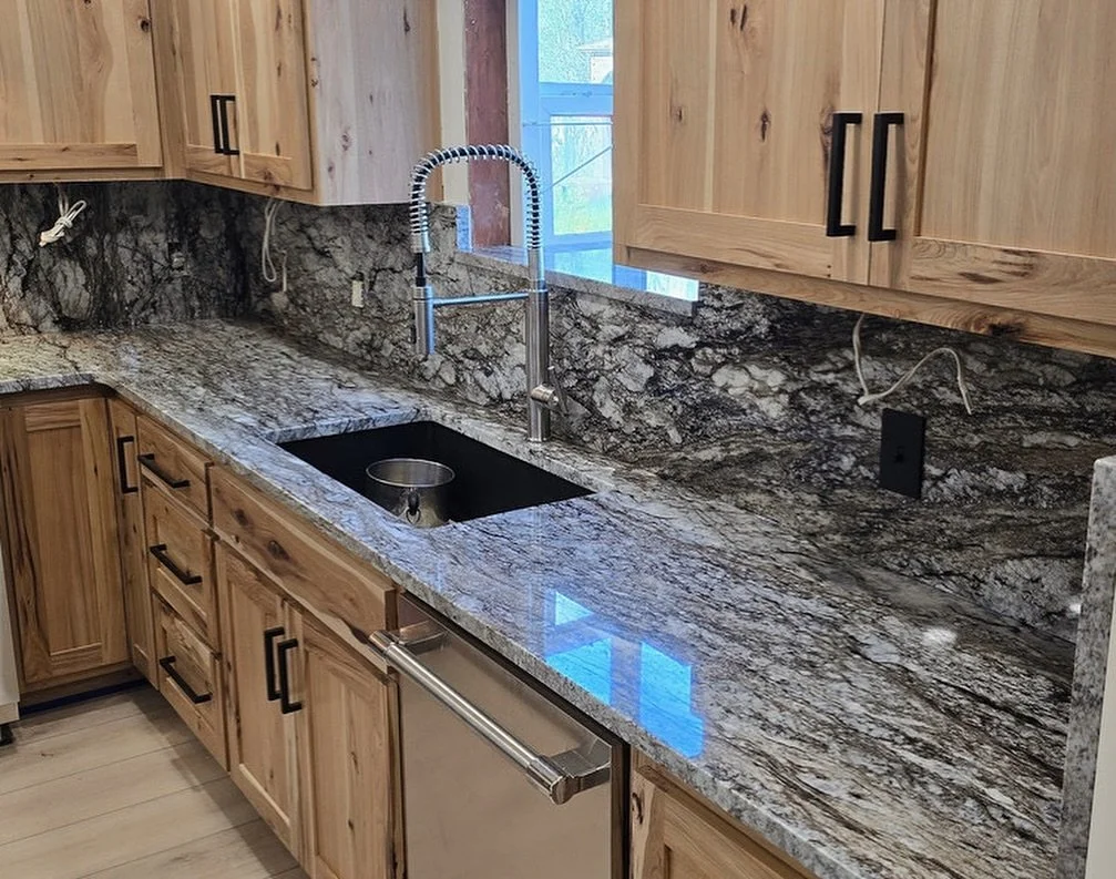 Kalahari granite with full height backsplash turned out 😮&zwj;💨😮&zwj;💨😮&zwj;💨 #kitchenremodelideas #kitchenrenovations #granitecountertops #renovation #hausgraniteco #homerenovations #fullheightbacksplash