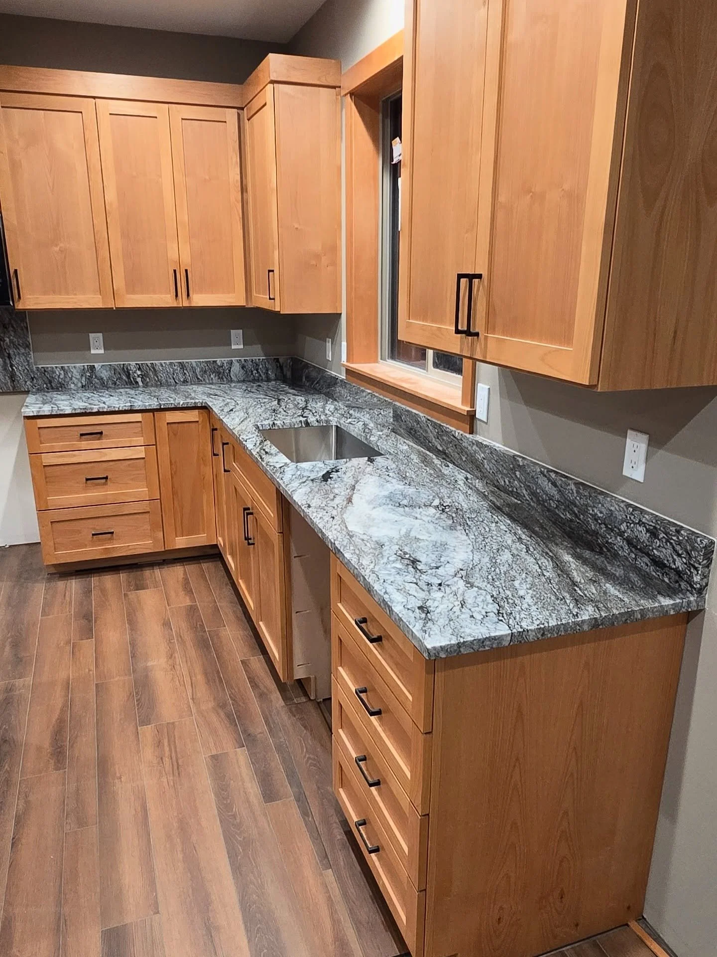 Some polished Blue Dunes Granite countertops in the kitchen and Calacatta Laza Quartz in the bathroom. 🤙🏼 #granitekitchencountertops #kitchenremodelingideas #granitecountertops #quartzite  #thehausgraniteco #remodeledhome #kitcheninspiration #homer