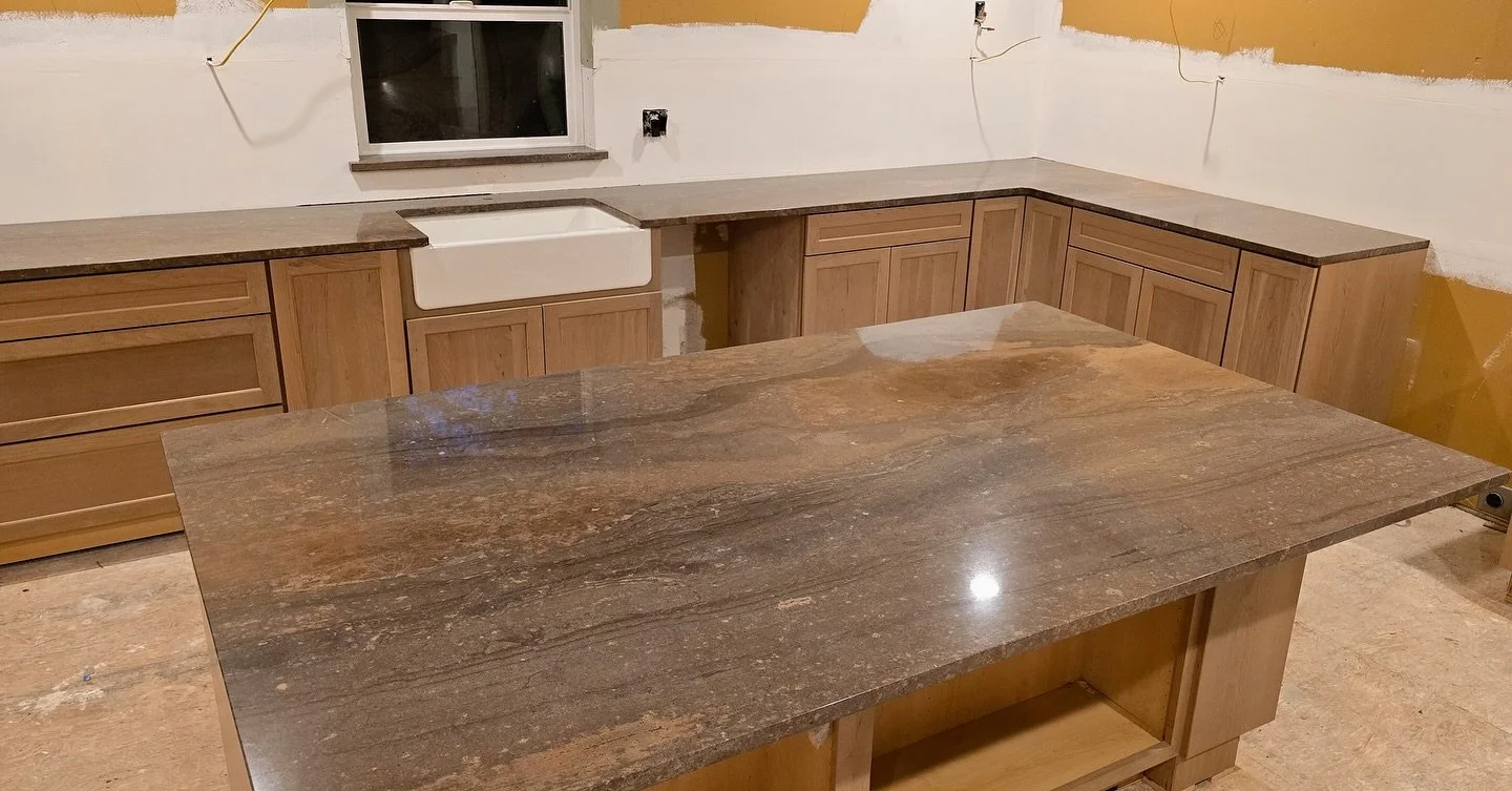 @stratussurfaces Bronzite Quartzite 😮&zwj;💨👌🏼

#quartzitekitchen #quartziteremodel #granitekitchencountertops #kitchenremodelingideas #granitecountertops #quartzite  #thehausgraniteco #remodeledhome #kitcheninspiration #homeremodelingideas #bathr