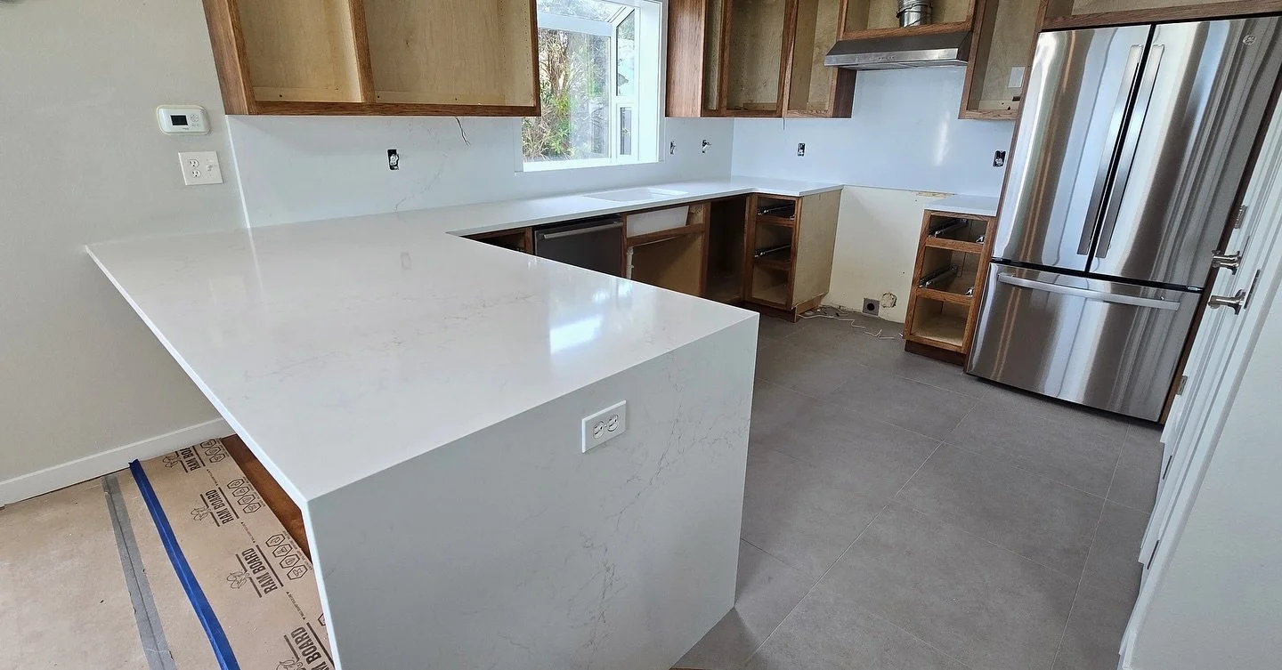 This Magnifico Quartz just gave this kitchen a complete refresh! #kitchenremodeling #kitchenrenovations #quartzcountertops #quartz #thehausgraniteco #homeremodeling #localgraniteshop #localreno #kitcheninstall #kitcheninsp #kitcheninspo #homeinspirat