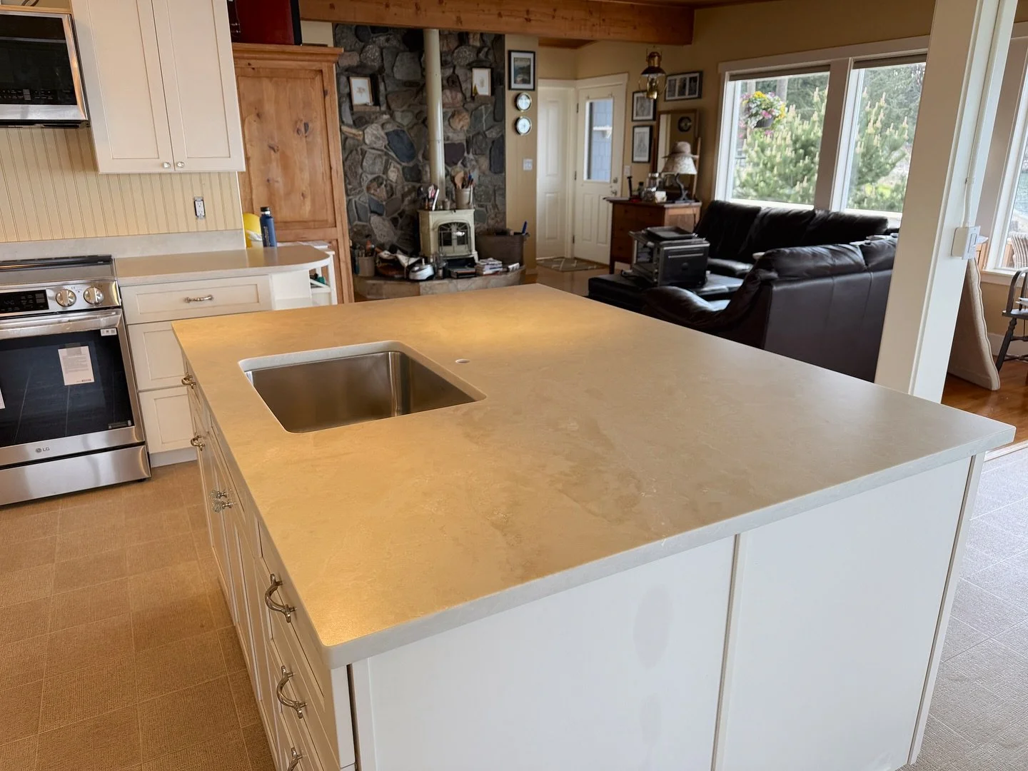 Stratus surfaces new Taj Celine Quartz is stunning 👏🏻 

#quartzitekitchen #quartziteremodel #granitekitchencountertops #kitchenremodelingideas #granitecountertops #quartzite  #thehausgraniteco #remodeledhome #kitcheninspiration #homeremodelingideas