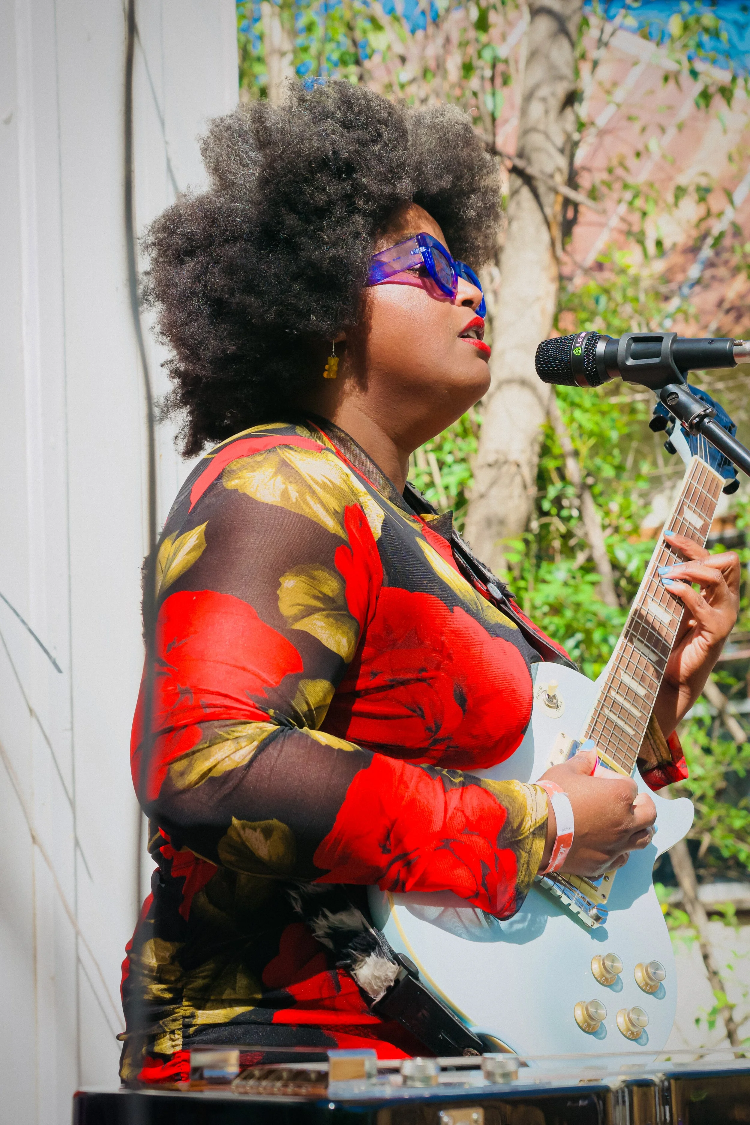 Kam Franklin performing outside at SX Songbirds