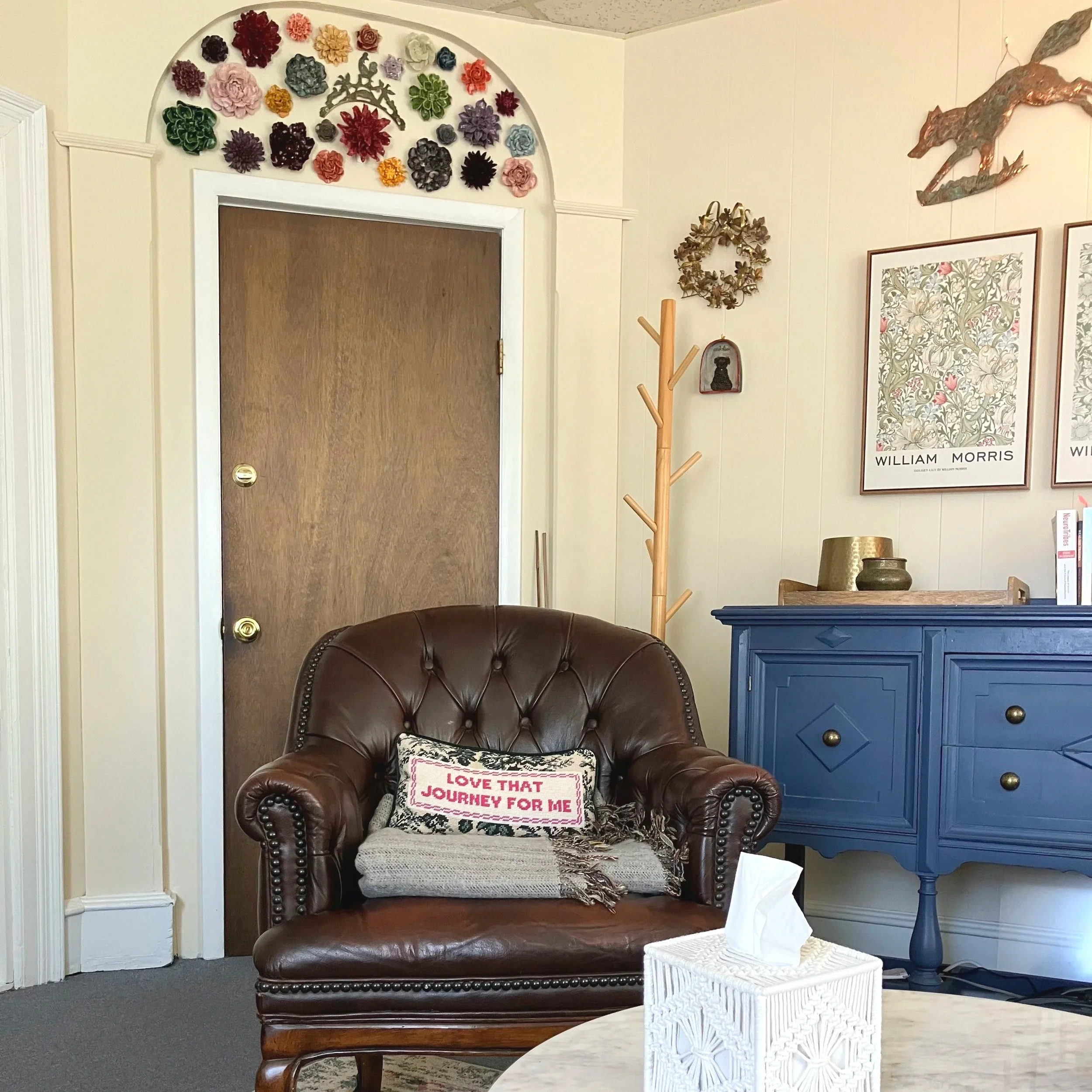 A photo of a comfortable chair at the Oak Grove Counseling LLC office in the Philadelphia suburbs. Meg Rogers, LMFT creates a comfortable environment for clients to find balance and peace.
