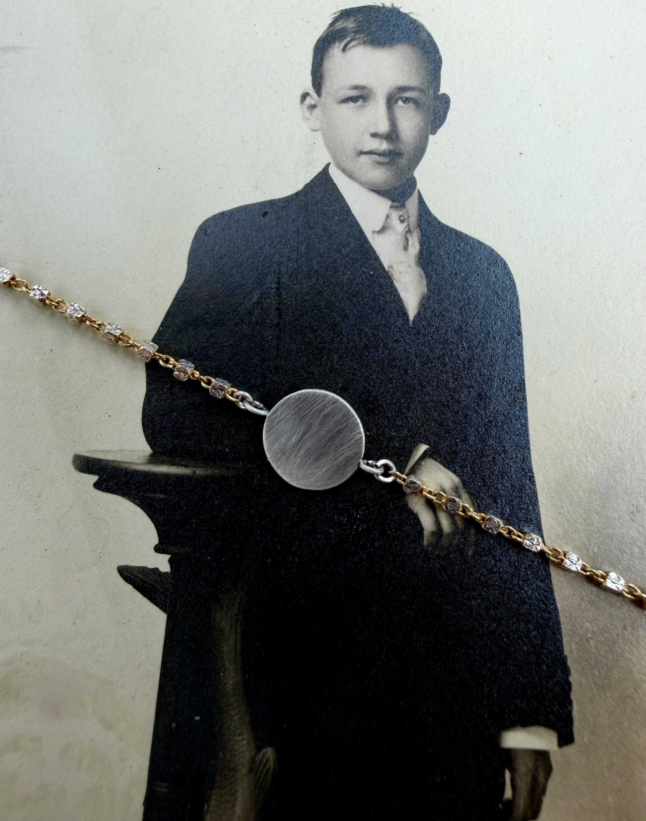 Engravable round disc bracelet in gold and silver, custom personalized jewelry for Mother’s Day