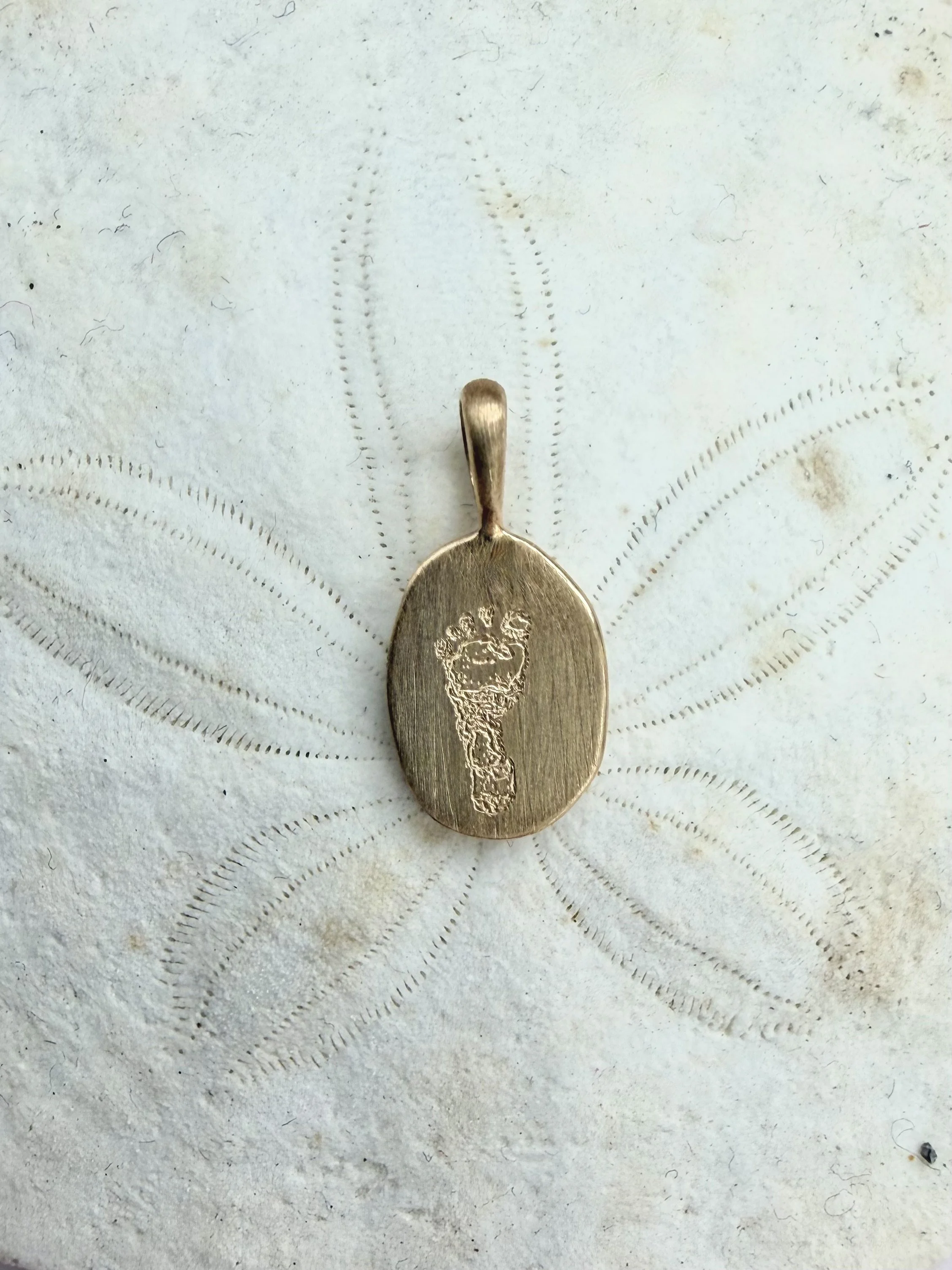 14k gold engravable oval charm with footprint engraving, personalized pendant for Mother's Day