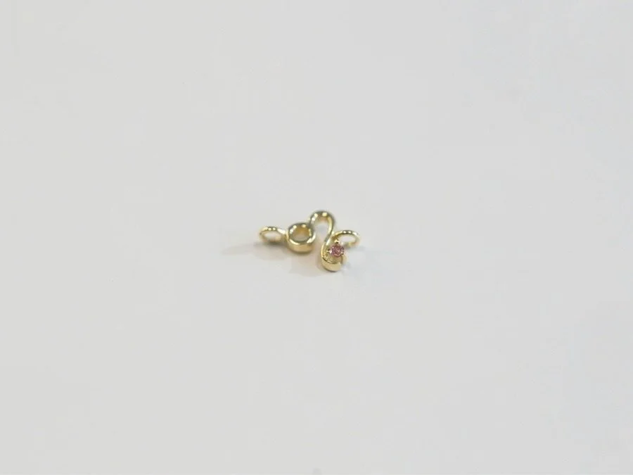 Leo zodiac connector in solid 14k gold with natural tourmaline gemstone from The Sparkle Bar. Fine jewelry handcrafted in Edmonton Canada.