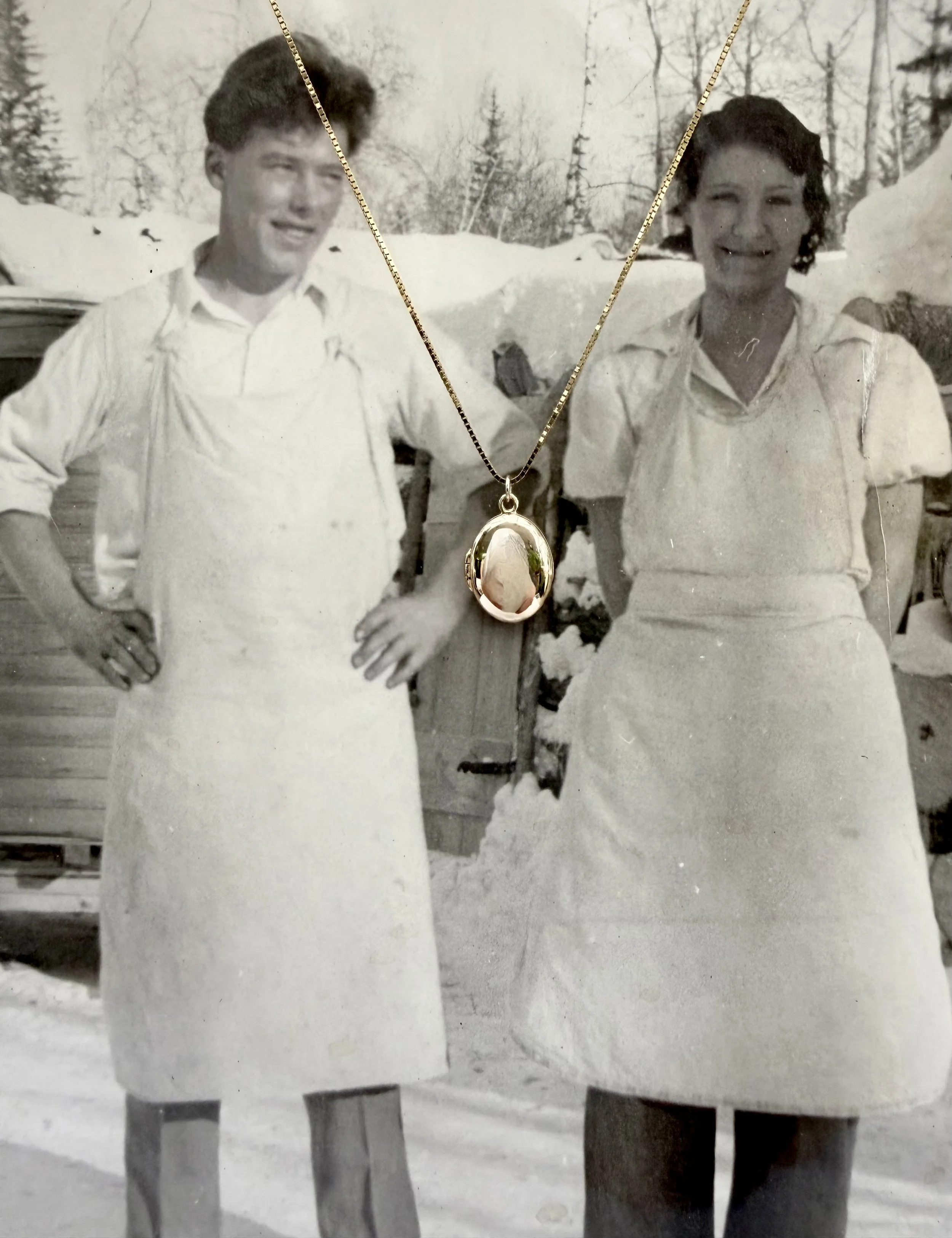 14k gold engravable Honey Bee locket, small oval locket for custom engraving and personal keepsakes