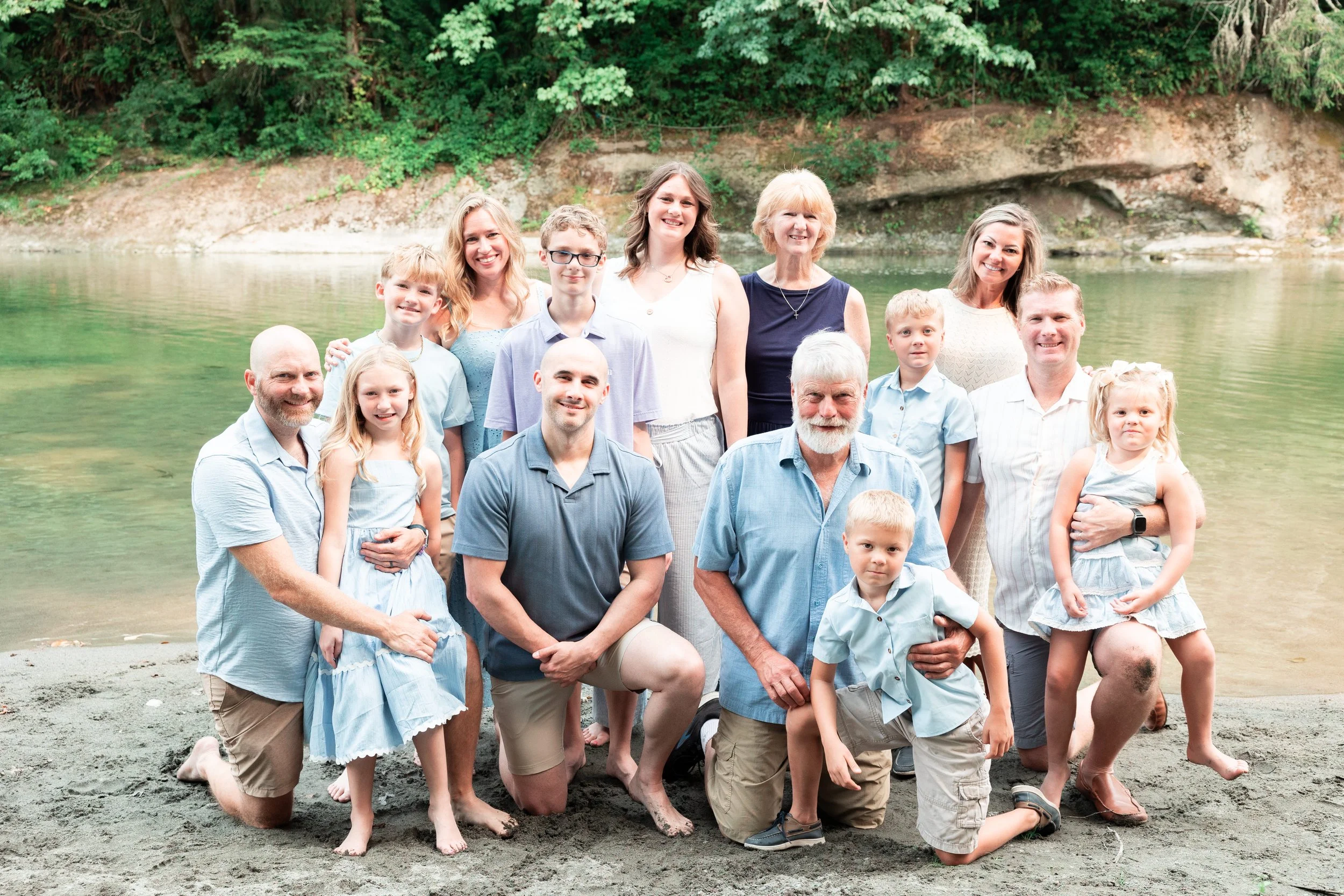 Best Arlington WA family photos at the river, extended family pictures wearing blue and brown. 