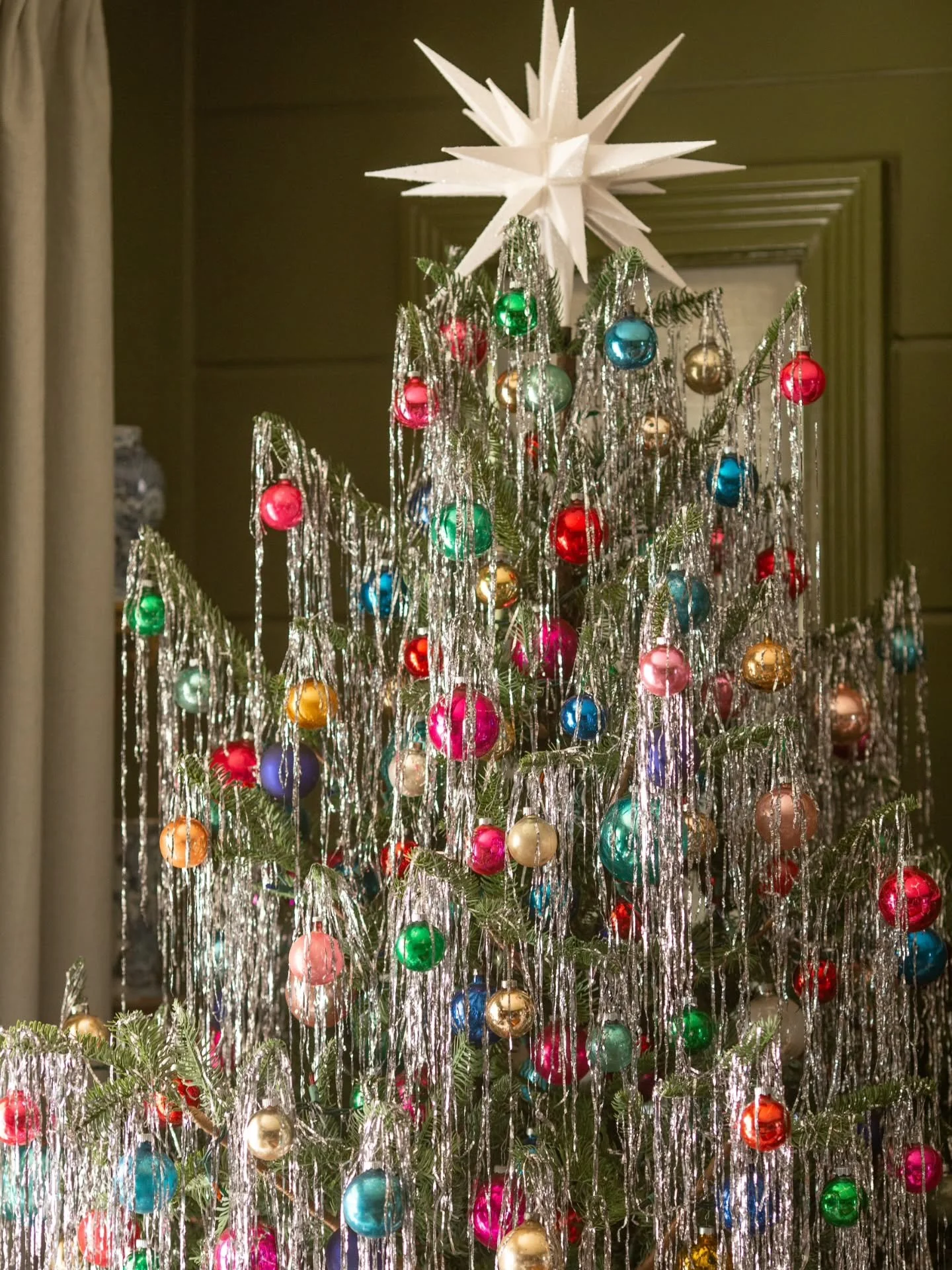 It's all in the details! Some close-up shots of my vintage tinsel icicle tree and vintage putz house mantel village.

#vintageholiday #vintagechristmas #vintagetree #retrochristmas #vintagedecor #traditionalchristmas #antiquechristmas #vintageornamen
