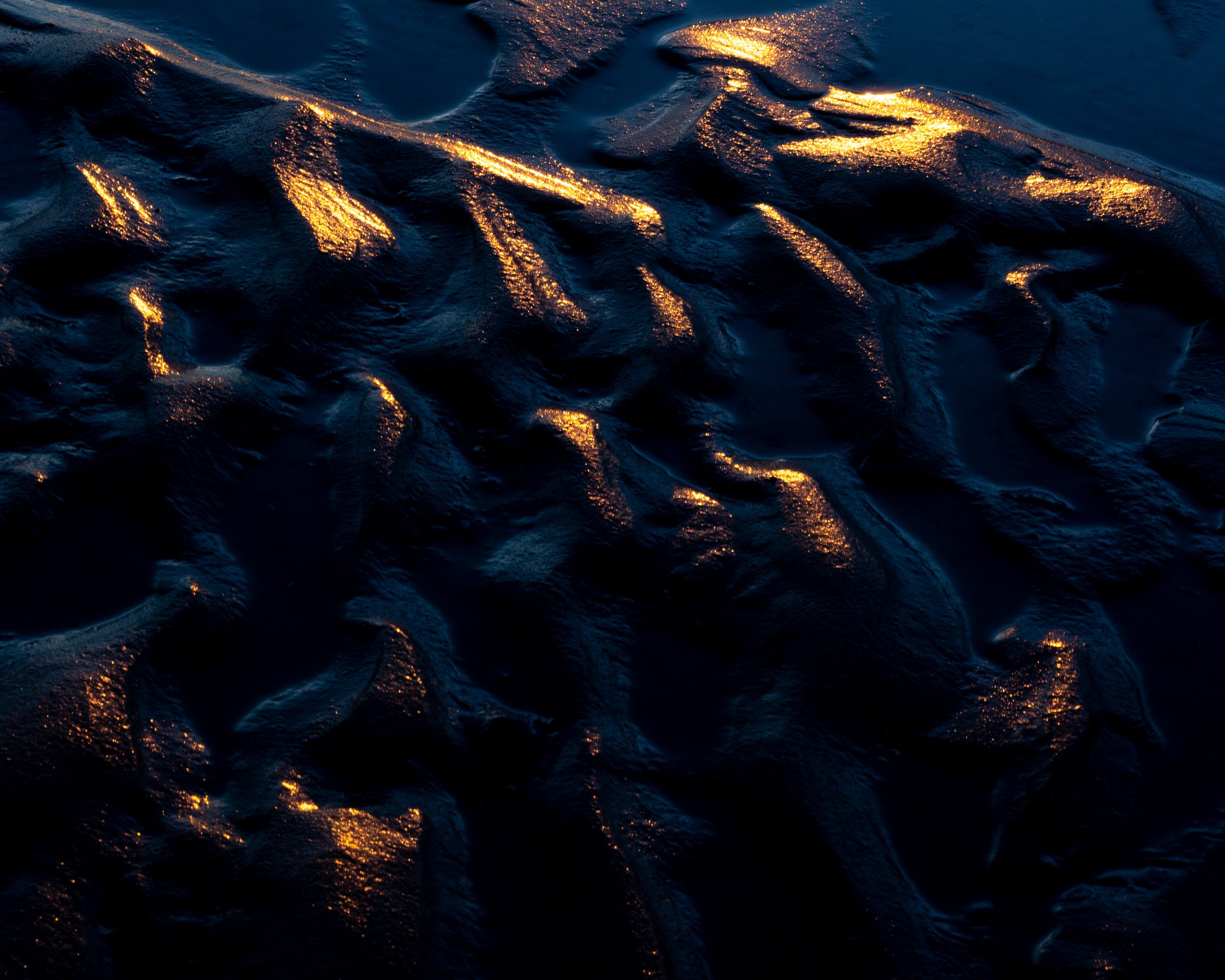  Sandstrukturen im Watt, hervorgehoben durch den Sonnenuntergang und wiederum starke Unterbelichtung. 