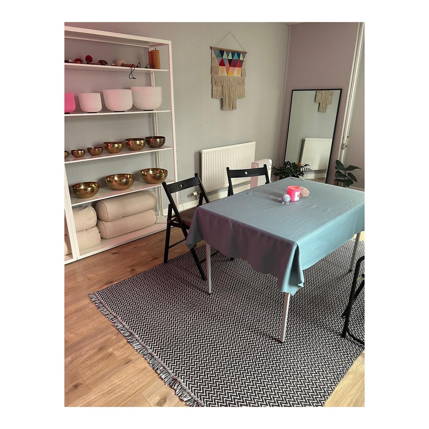 Back to work with a spiritual BANG with my favourites Kate and Linda today. 
It's April's full day of Astro charts, psychic readings and art, Tarot and channeling. 
Very high vibrational day ⭐️

🖤🖤🖤🖤