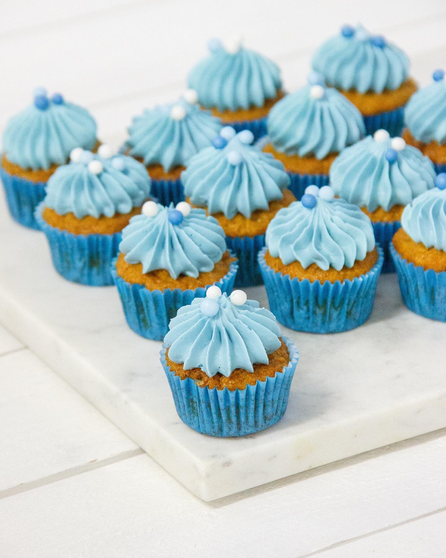 Toteutin marraskuussa Colossal Orderin uuden pelin lanseerausjuhlaan Olympiaan Tampereelle ison j&auml;lkiruokap&ouml;yd&auml;n 200 henkil&ouml;lle. 🧁 J&auml;lkk&auml;rip&ouml;yd&auml;n lis&auml;ksi tilattiin pakatut keksit goodie bageihin. Juhlien 