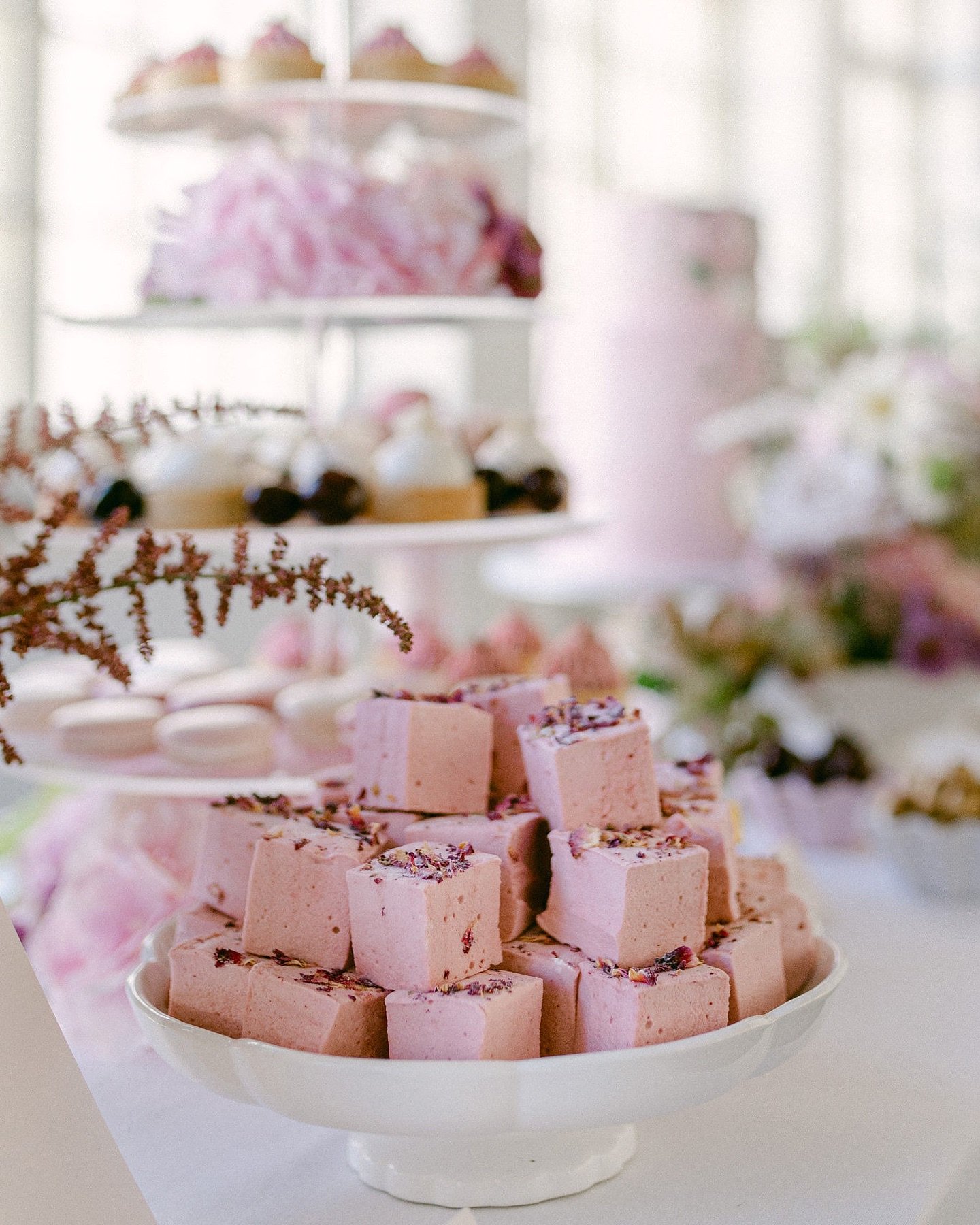 Hyv&auml;&auml; yst&auml;v&auml;np&auml;iv&auml;&auml;! 💕 

En olekaan viel&auml; julkaissut kuvia t&auml;&auml;ll&auml; somessa viime elokuun ihanista kuvauksista @jennituominenphotography ja @havujahelmi kanssa. N&auml;m&auml; kuvaukset j&auml;rje