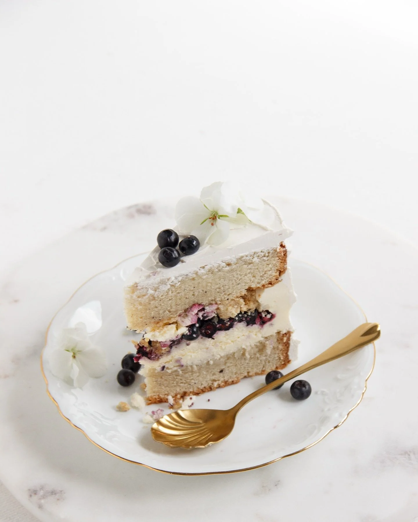 Tämän mustikkapullasta inspiraationsa saaneen makuyhdistelmän kehitin siskoni ja hänen miehensä häihin. Makuyhdistelmänä oli kardemummalla maustettu kakkupohja, mascarponetäyte, tuoreita mustikoita ja keks