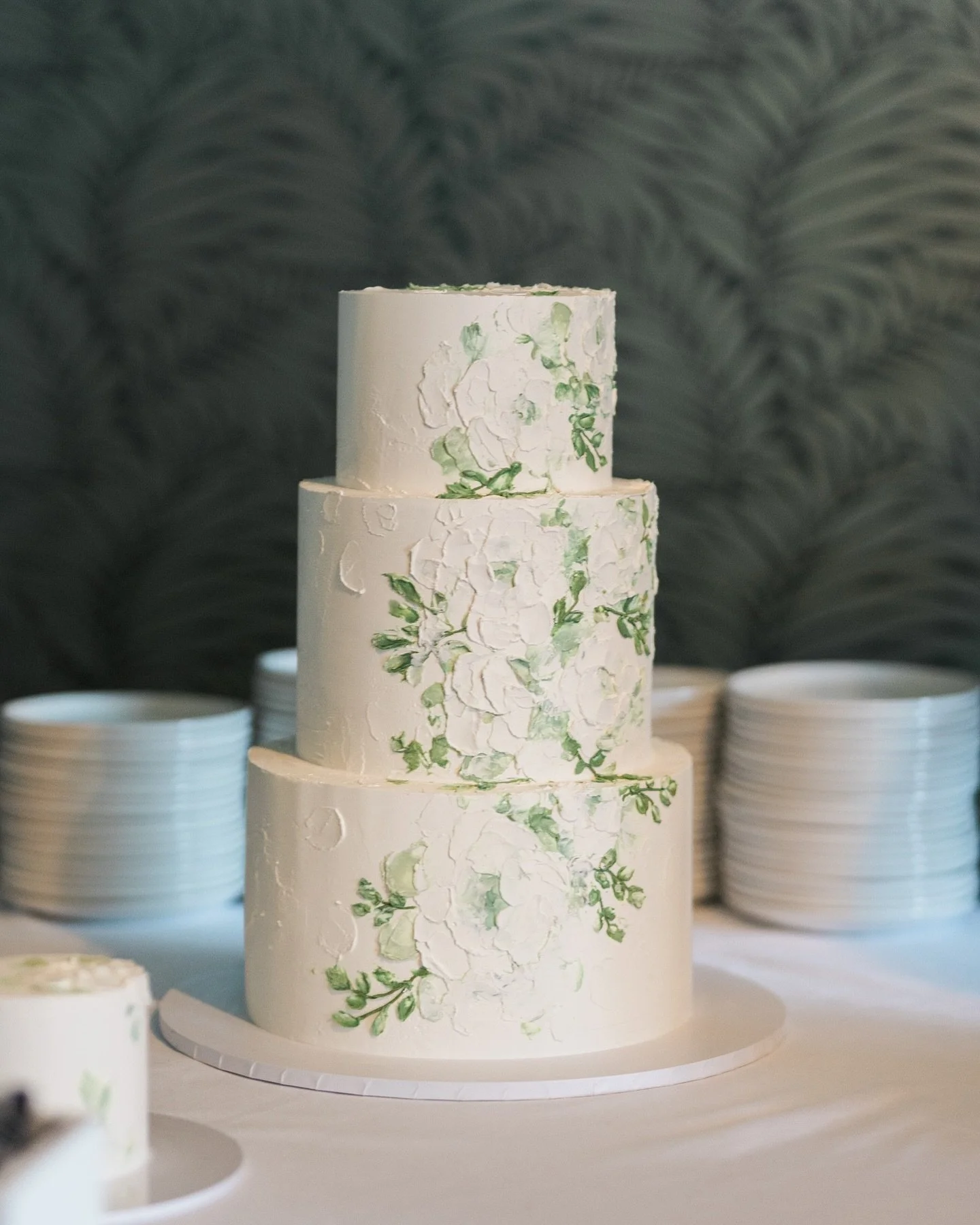 Hääkakku kesän alusta Villa Ivan Faliniin. Hääparin toiveena oli samanlainen kakku, kuin mitä tein tammikuussa häämessuille. Tämä tyyli sopikin ihan täydellisesti tähän juhlatilaan. Kuv