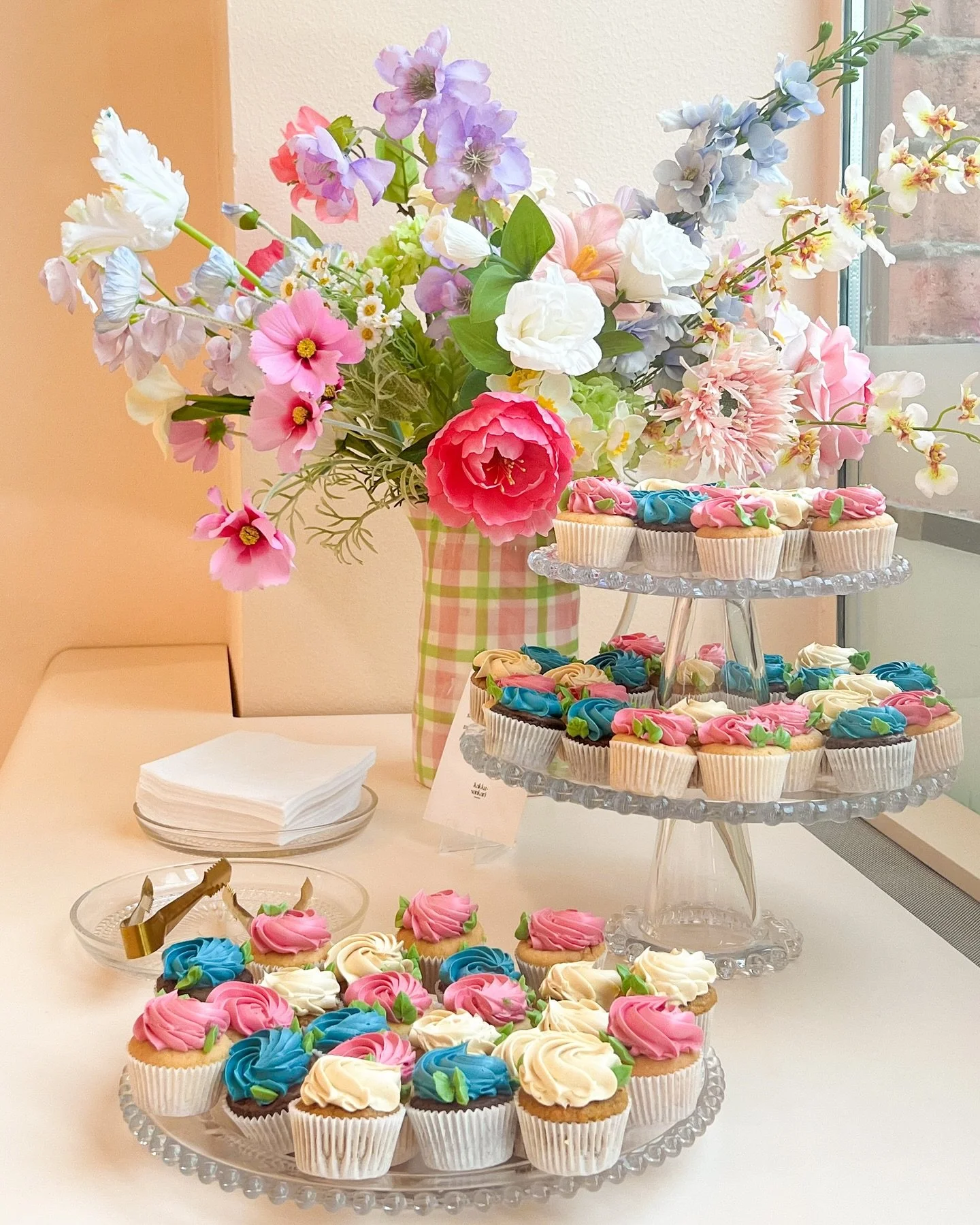 Uuden tuotteen lanseerausta voi juhlia vaikkapa teemaan sopivilla minikuppikakuilla. 🧁 
Annelen Romance-korusarjan kunniaksi tein korujen väreihin matchaavia kuppikakkuja eri mauissa. Kuppikakut toimitettiin myymälään tarjoiluva