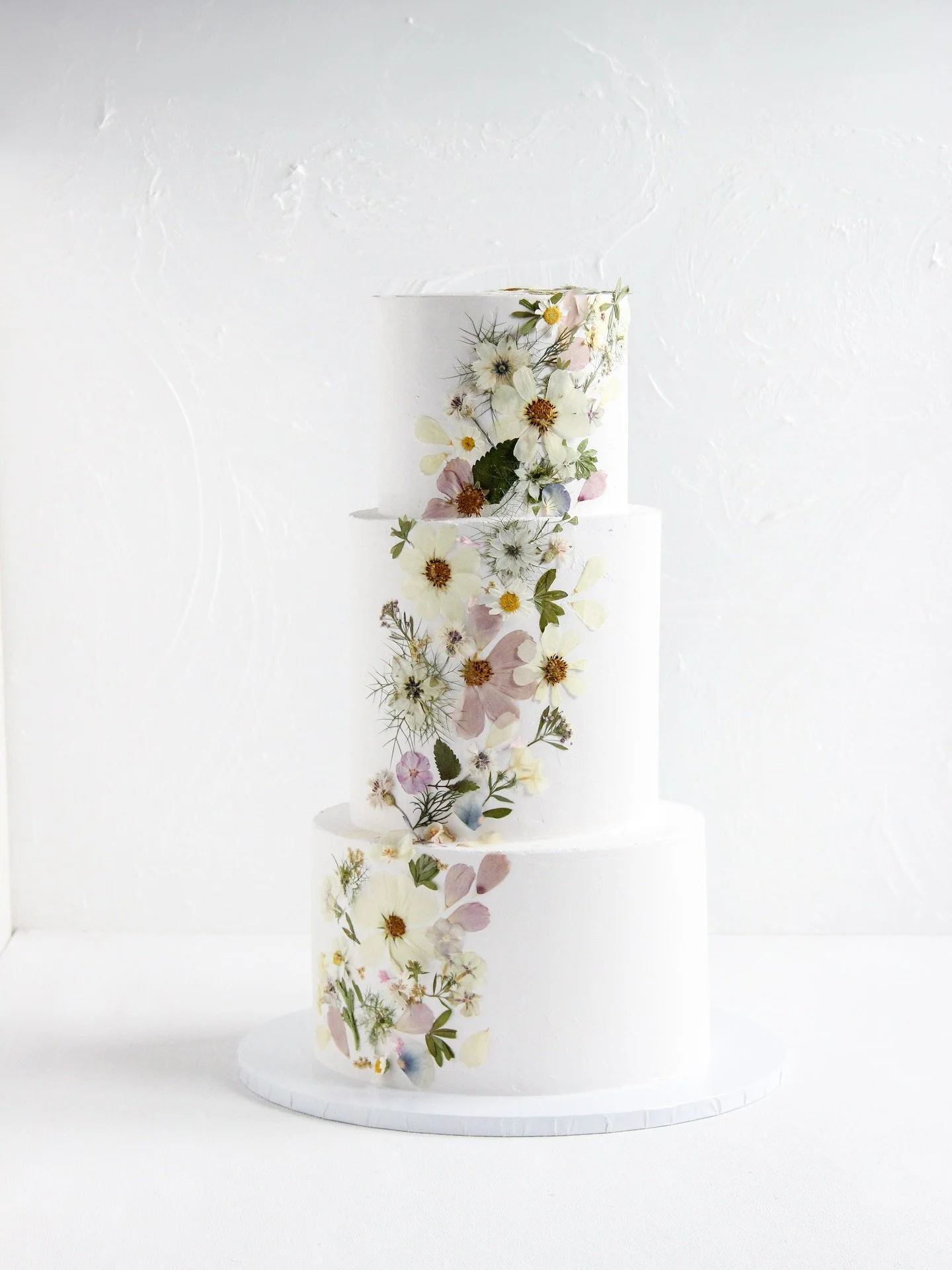 Milloin kannattaa varata hääkakku kesälle 2026?
⏰ Jos olette menossa naimisiin ensi vuonna ja hääkakku tai jälkiruokapöytä on vielä varaamatta, kannattaa aloittaa tekijän etsiminen nyt!
🌸 Omassa ka