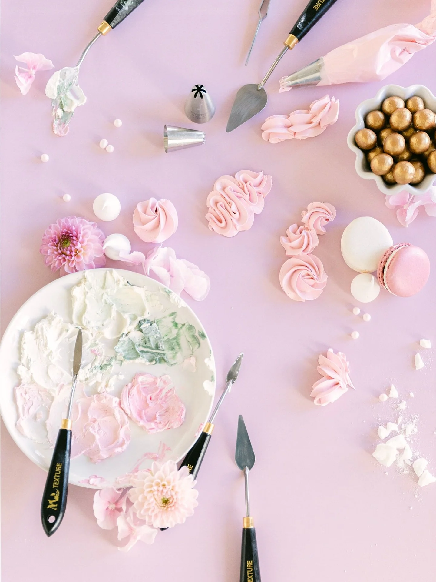 Verkkokurssiasiaa! Macaron-verkkokurssi on ollut jo pitkään tekeillä ja toivon mukaan minulla on pian teille hyviä uutisia ja pääsen julkaisemaan kurssin julkaisupäivän. 😊
Mitä muita kakkuihin tai leivon