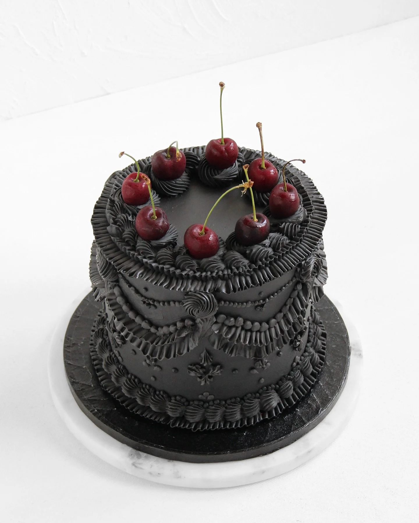 Vintagekakut ovat supernäyttäviä, mutta erityisen hienoja mustalla kuorrutteella ja tummilla kirsikoilla. 🍒  Musta vintagekakku toimisi muuten upeasti myös kerroskakkuna häissä!
Tämä musta kreemi ei muuten v&