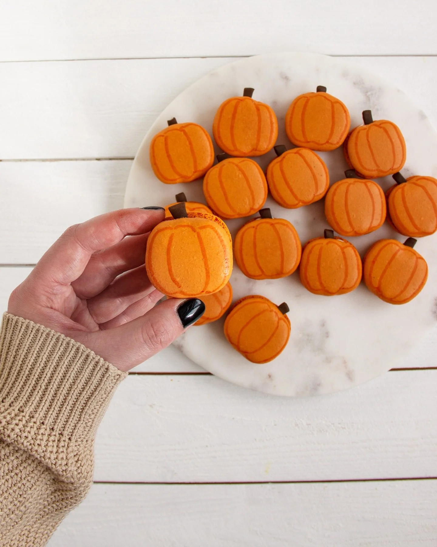 Hauskaa halloweenia! 🎃 Macaronit voi pursottaa n&auml;in kurpitsan muotoon. Yksityiskohdat kuoren pintaan voi piirt&auml;&auml; elintarviketussilla ja kurpitsan karan tehd&auml; ruskeasta sokerimassasta. N&auml;ihin macaroneihin sopisi my&ouml;s tus