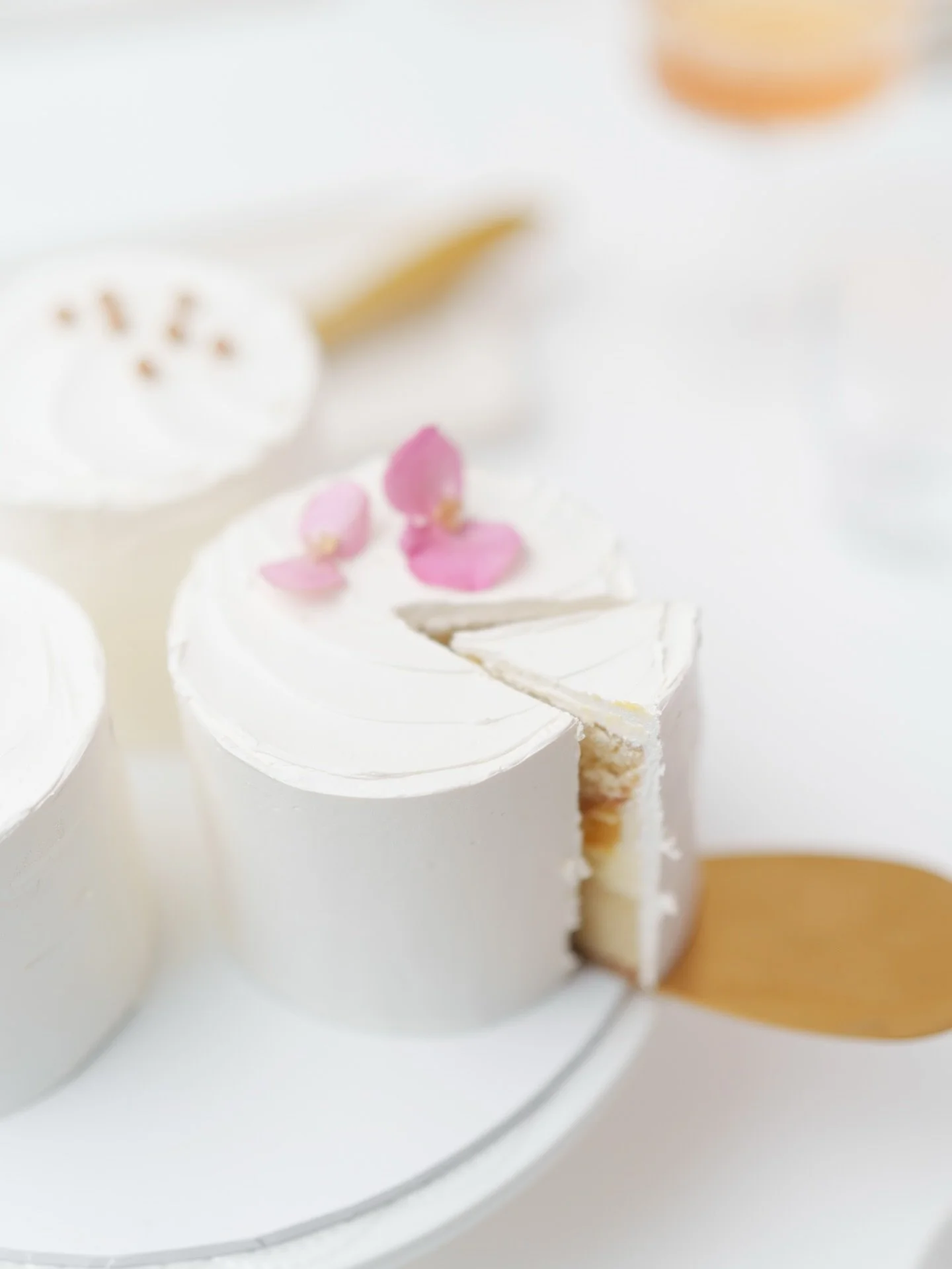 Mit&auml; h&auml;&auml;kakkupalavereissa tapahtuu? ☕️

H&auml;&auml;kakkupalaveri on noin tunnin mittainen ja sin&auml; aikana h&auml;&auml;pari p&auml;&auml;see maistelemaan kolmea ennakkoon valitsemaansa kakkumakuyhdistelm&auml;&auml;. Lis&auml;ksi