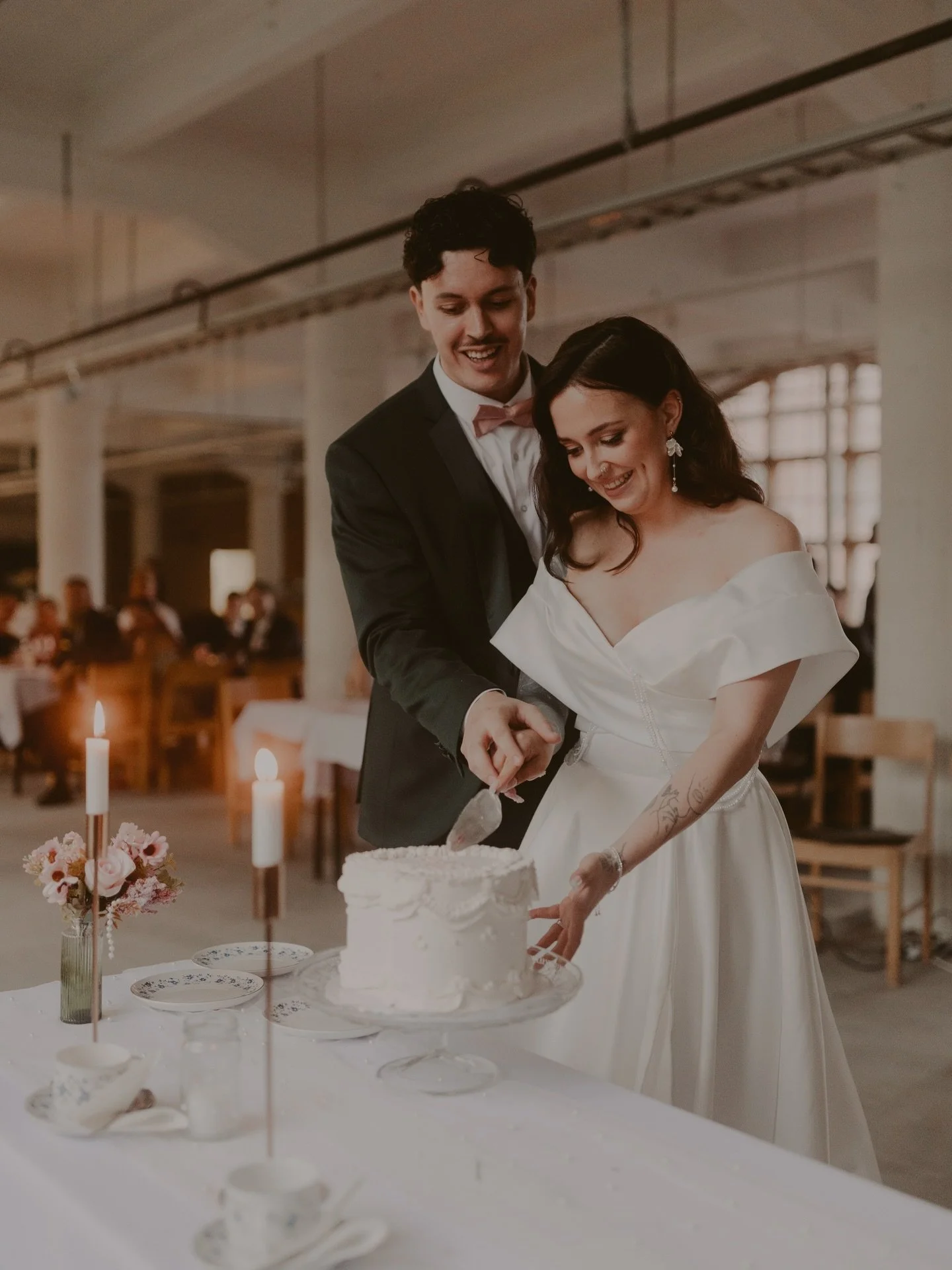 Kes&auml;ll&auml; tein pienen, syd&auml;menmuotoisen leikkauskakun h&auml;&auml;juhlaan. H&auml;&auml;pari halusi pitopalvelun tarjoamien kakkujen rinnalle pienen leikkauskakun. Muodoksi valikoitui syd&auml;m, koristelutyyliksi vintagepursotus ja vii