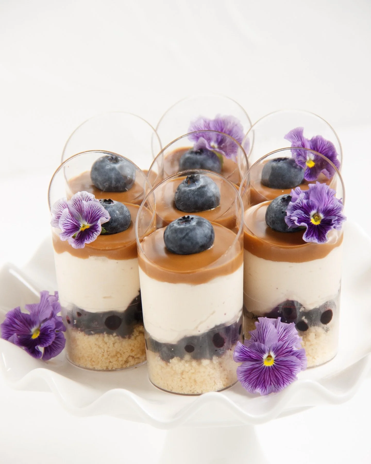 Juustokakkushotit ovat raikas ihana lis&auml; j&auml;lkiruokap&ouml;yt&auml;&auml;n. N&auml;iss&auml; makuna on kinuski-mustikka ja kuorrute on herkullista Biscoff-tahnaa, joka sopii t&auml;ydellisesti kinuskin ja mustikoiden kanssa. 🫐

Juustokakkus