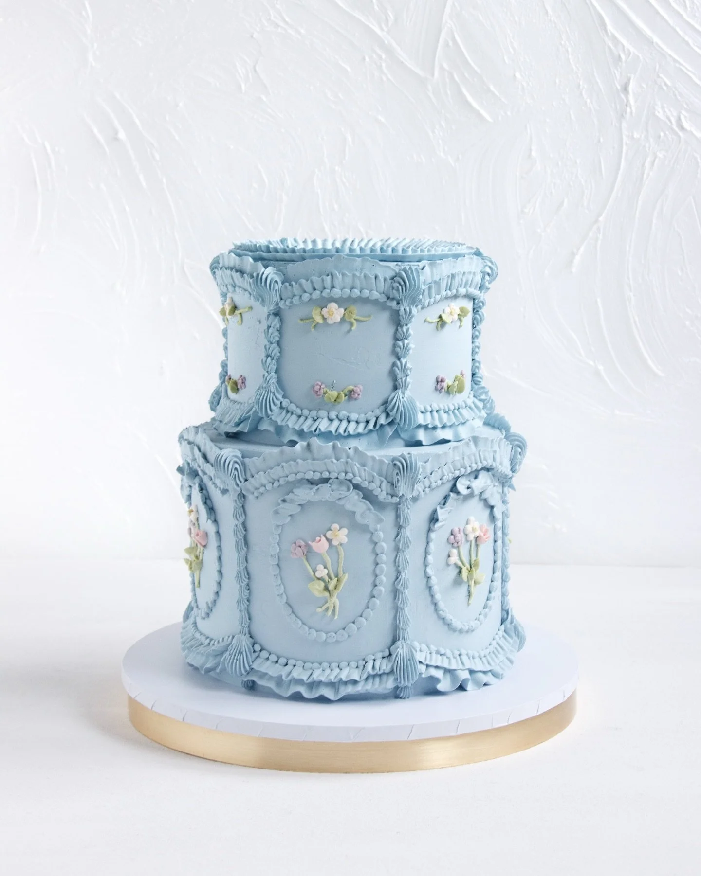 H&auml;&auml;kakun ei tarvitse aina olla valkoinen. Pieni h&auml;&auml;kakku on n&auml;ytt&auml;v&auml;, kun sen kuorrutteen v&auml;ri poikkeaa oletusarvoisesta valkoisesta. 💙 

T&auml;ll&auml; hetkell&auml; tilauskalenterissani on tilaa h&auml;&aum