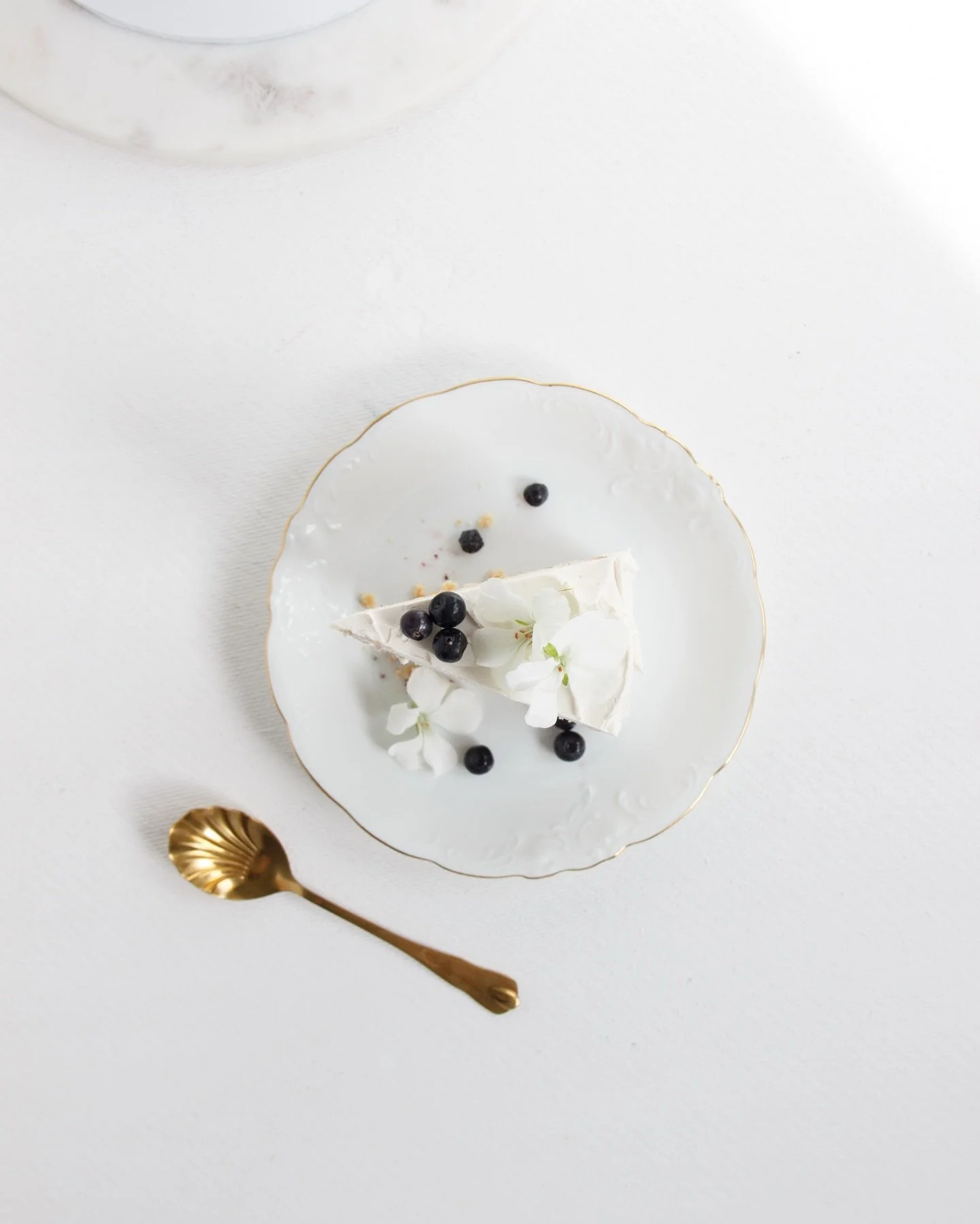 Kardemummalla maustettu kakkupohja, mascarponet&auml;yte, kotimaiset mustikat ja keksimuru. 🫐 T&auml;ss&auml; yksi viime vuoden uusista makuyhdistelmist&auml;. 

H&auml;&auml;parit saavat aina itse valita mieluisat maut, mutta moni toivoo my&ouml;s 