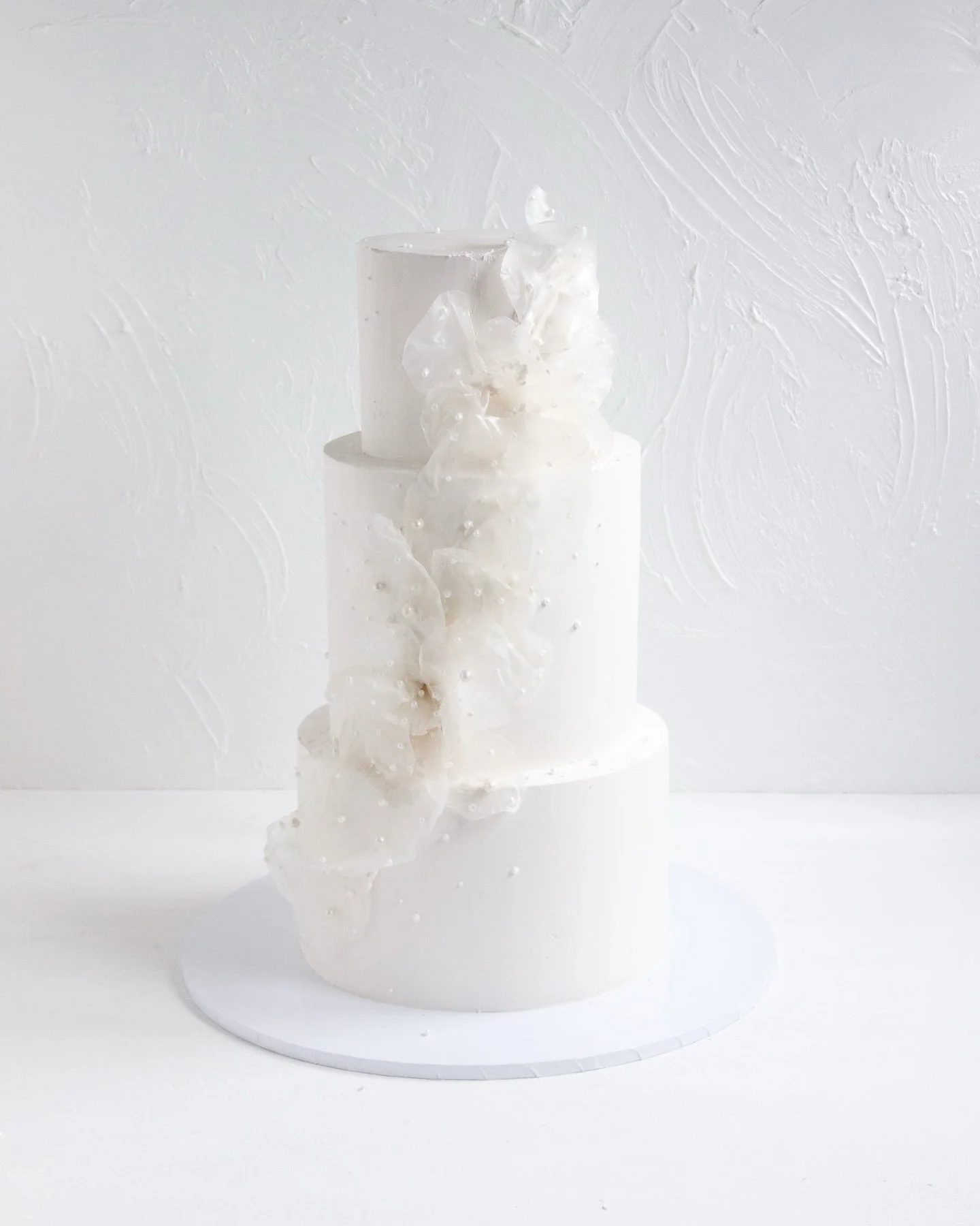 H&auml;&auml;kakku sy&ouml;t&auml;vill&auml; riisipaperikoristeilla 🦢

Vaikka monessa h&auml;&auml;kakussa on koristeena kukkia, sy&ouml;t&auml;vi&auml; tai kukkatekstuurina toteutettuja, kukaton kakku voi olla hieman yll&auml;tt&auml;v&auml; ja eri