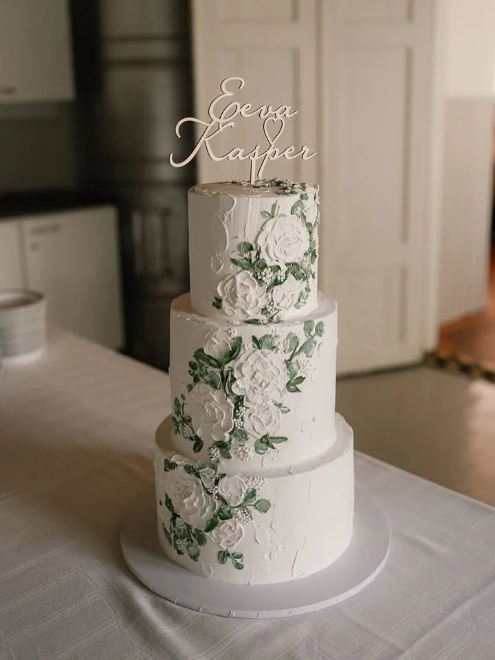 Loppukes&auml;n hellep&auml;iv&auml;&auml;n ihana valko-vihre&auml; kukkatekstuurilla koristeltu h&auml;&auml;kakku. 

Kiitos ihanasta palautteesta h&auml;&auml;parille ja upeista kuvista @kivakuvaus 🤩 Ihanaa saada h&auml;&auml;kuvaajilta kuvia kaku