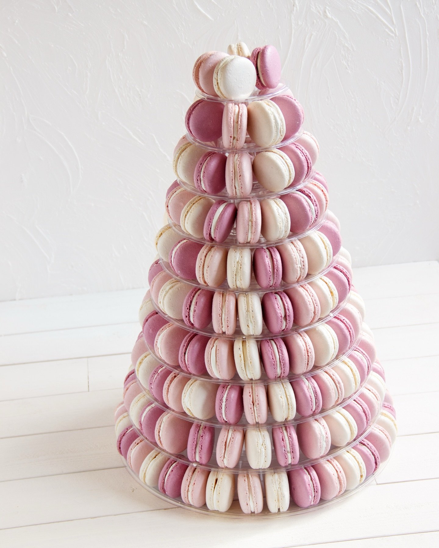 Kuinka paljon kannattaa tilata macaroneja h&auml;ihin? 👇🏻

T&auml;m&auml; riippuu monesta asiasta, kuten siit&auml;, onko tarjolla samaan aikaan jotain muuta kuten h&auml;&auml;kakkua ja/tai muita leivonnaisia. 

Lis&auml;ksi t&auml;h&auml;n vaikut