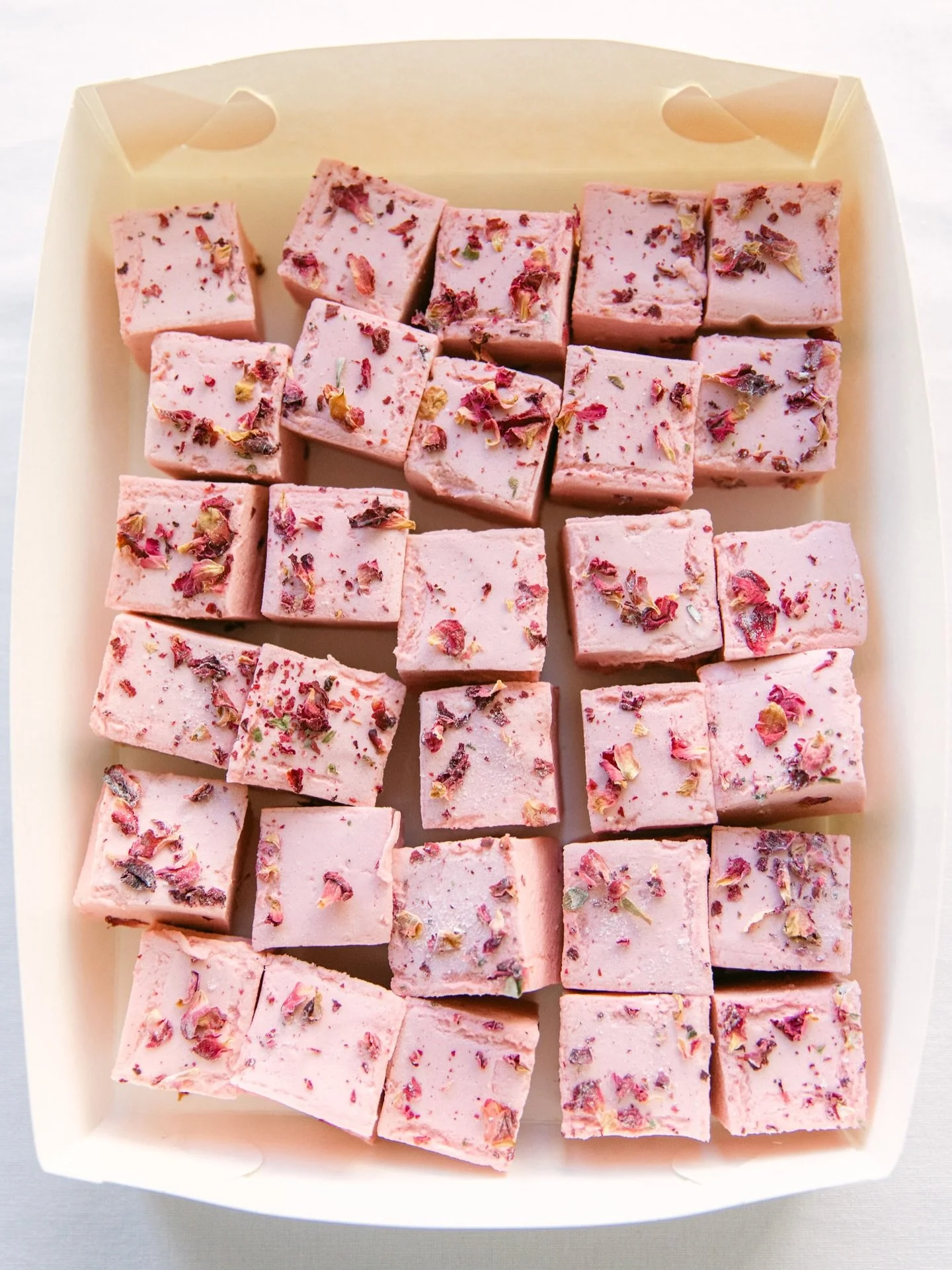 Jos kaipaat kakkujen, macaronien, tartalettien tai keksien rinnalle j&auml;lkiruokap&ouml;yt&auml;&auml;n jotain herkullista ja ehk&auml; v&auml;h&auml;n yll&auml;tt&auml;v&auml;&auml;kin, kannattaa kokeilla n&auml;it&auml; ruusun ja vadelman makuisi