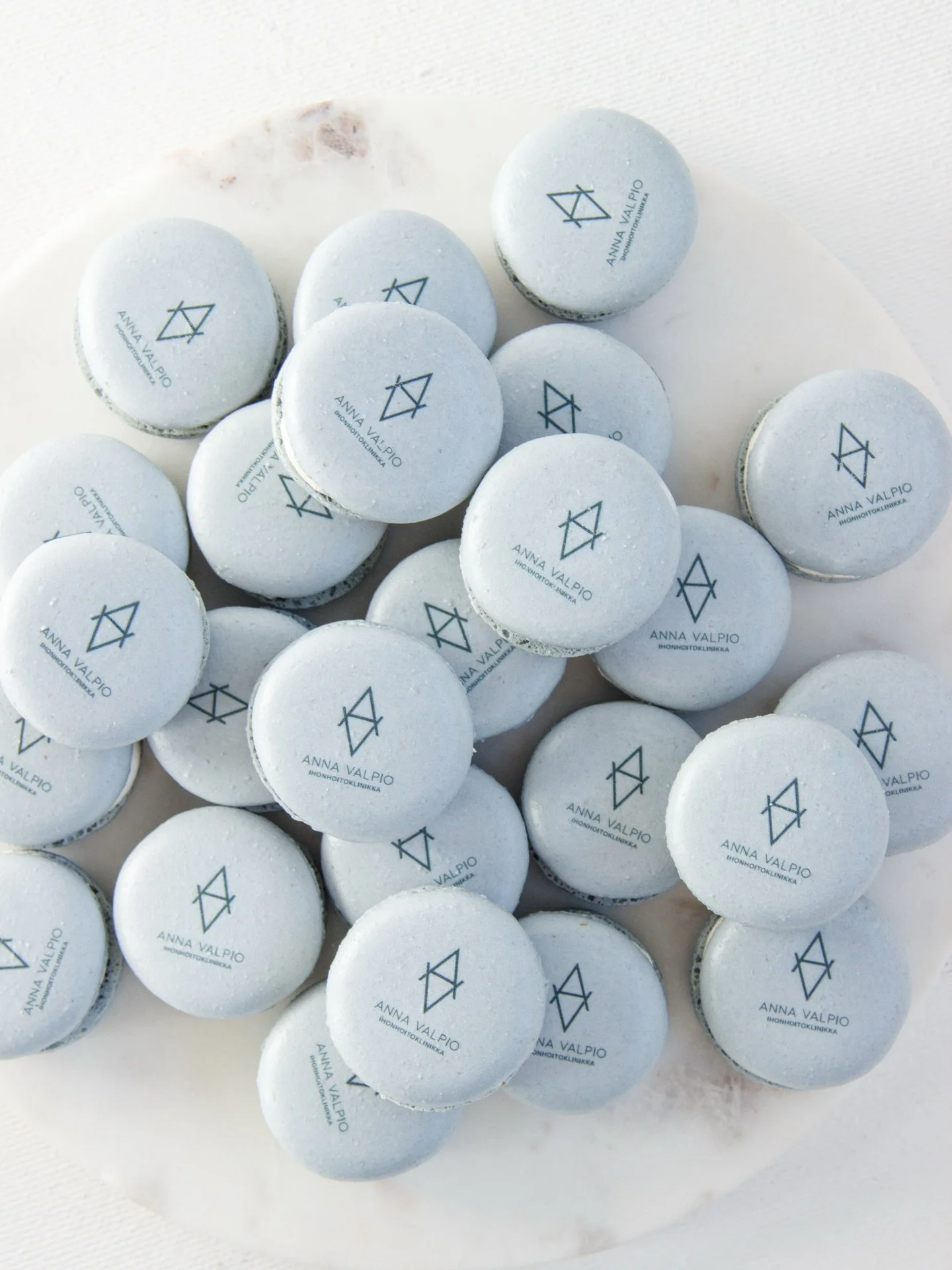 Tiesitk&ouml;, ett&auml; voit tilata logomacaroneja pakastettavaksi? Macaronit toimitetaan j&auml;&auml;kaappikylm&auml;n&auml;, tiiviiss&auml; muovirasiassa ja valmiina pakastettavaksi. Laita macaronit pakkaseen ja ota sulamaan vaikka muutama joka p