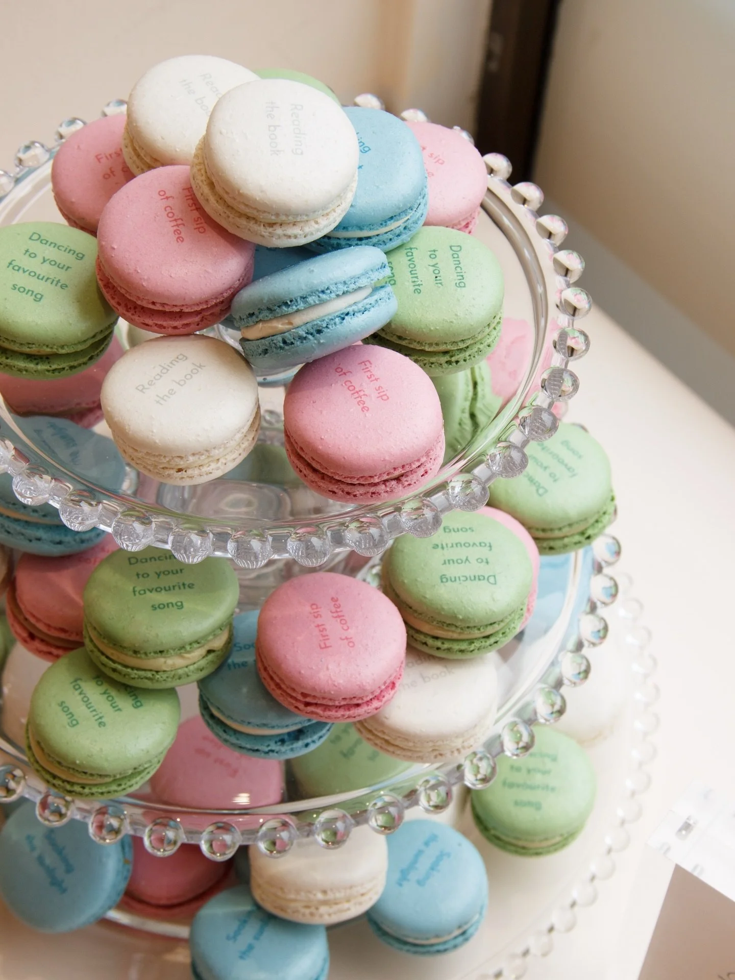 SWEETHEARTS. FOR THE LITTLE MOMENTS.

Mik&auml; olisikaan ihanampi ja makeampi tapa juhlistaa uutta tuotelanseerausta, kuin kauniit, uusiin tuotteisiin v&auml;reilt&auml;&auml;n sopivat macaronit? N&auml;m&auml; macaronit personoitiin @anneleworld uu