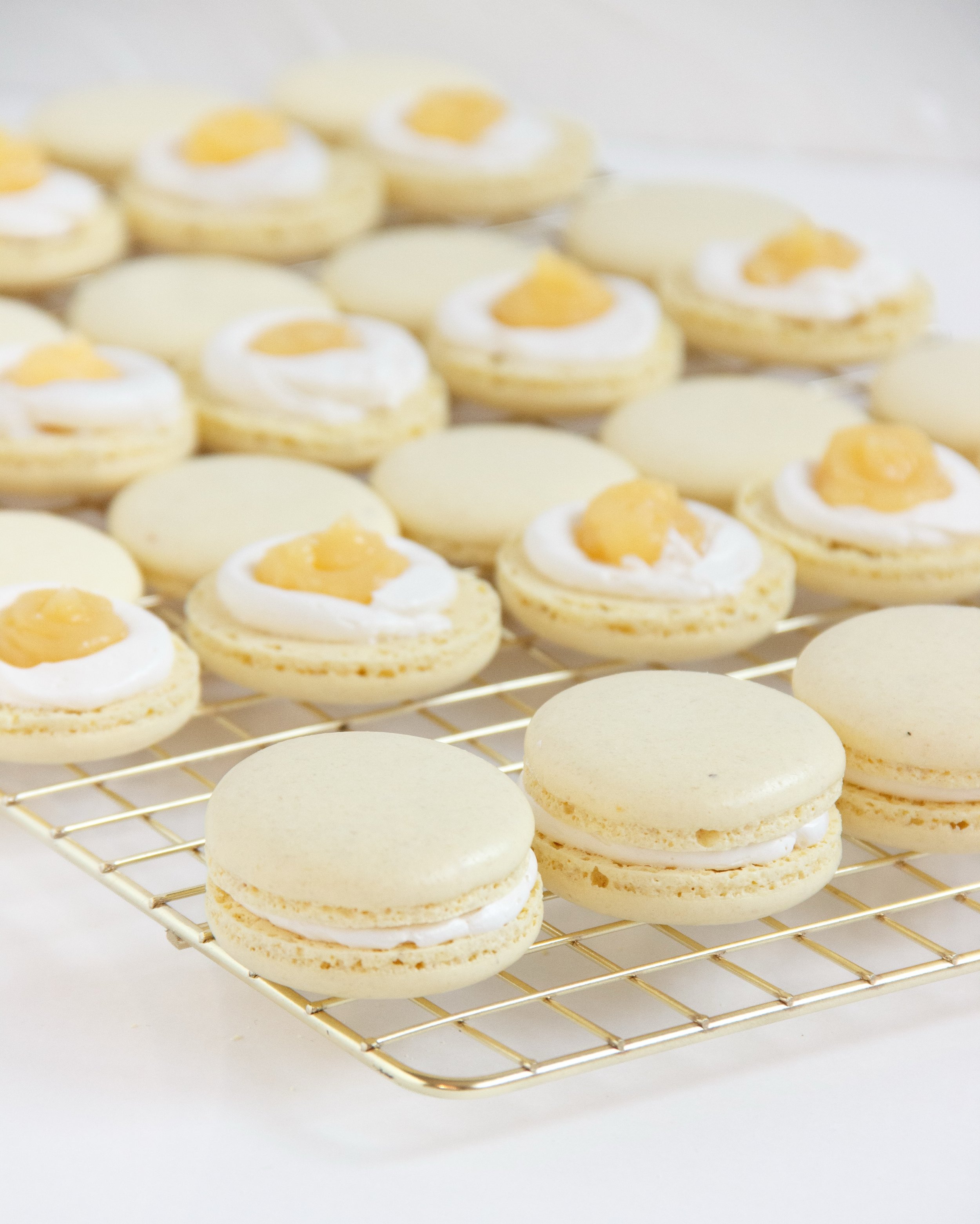 Laita kommentteihin kokemuksiasi macaronien teosta tai l&auml;het&auml; dm. 💌 Laadin macaron-verkkokurssin materiaaleja ja kiinnostaa kuulla, mik&auml; tuntui macaroneja leipoessa vaikeimmalta ja millaista sis&auml;lt&ouml;&auml; toivot verkkokurssi