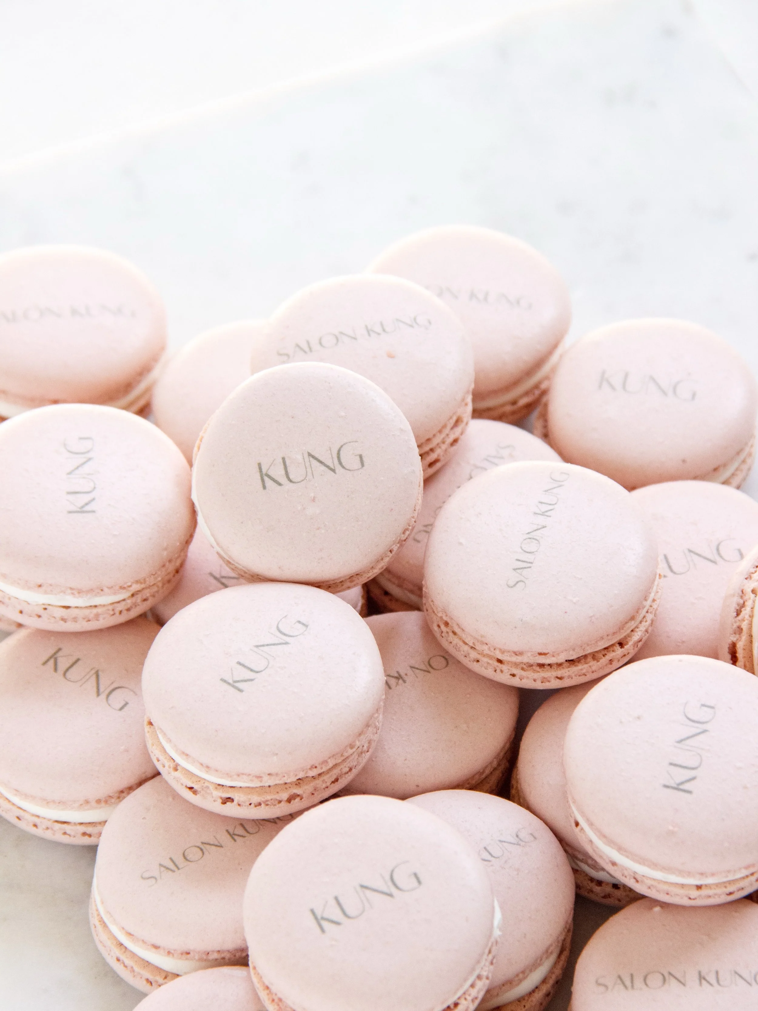 Logomacaronit ovat n&auml;ytt&auml;v&auml; ja herkullinen yksityiskohta yritystilaisuuksiin ja juhliin ✨

Macaronit voi tilata my&ouml;s pakastevalmiina. Ne toimitetaan j&auml;&auml;kaappikylmin&auml; ilmatiiviiss&auml; rasiassa, ja voit sulattaa nii