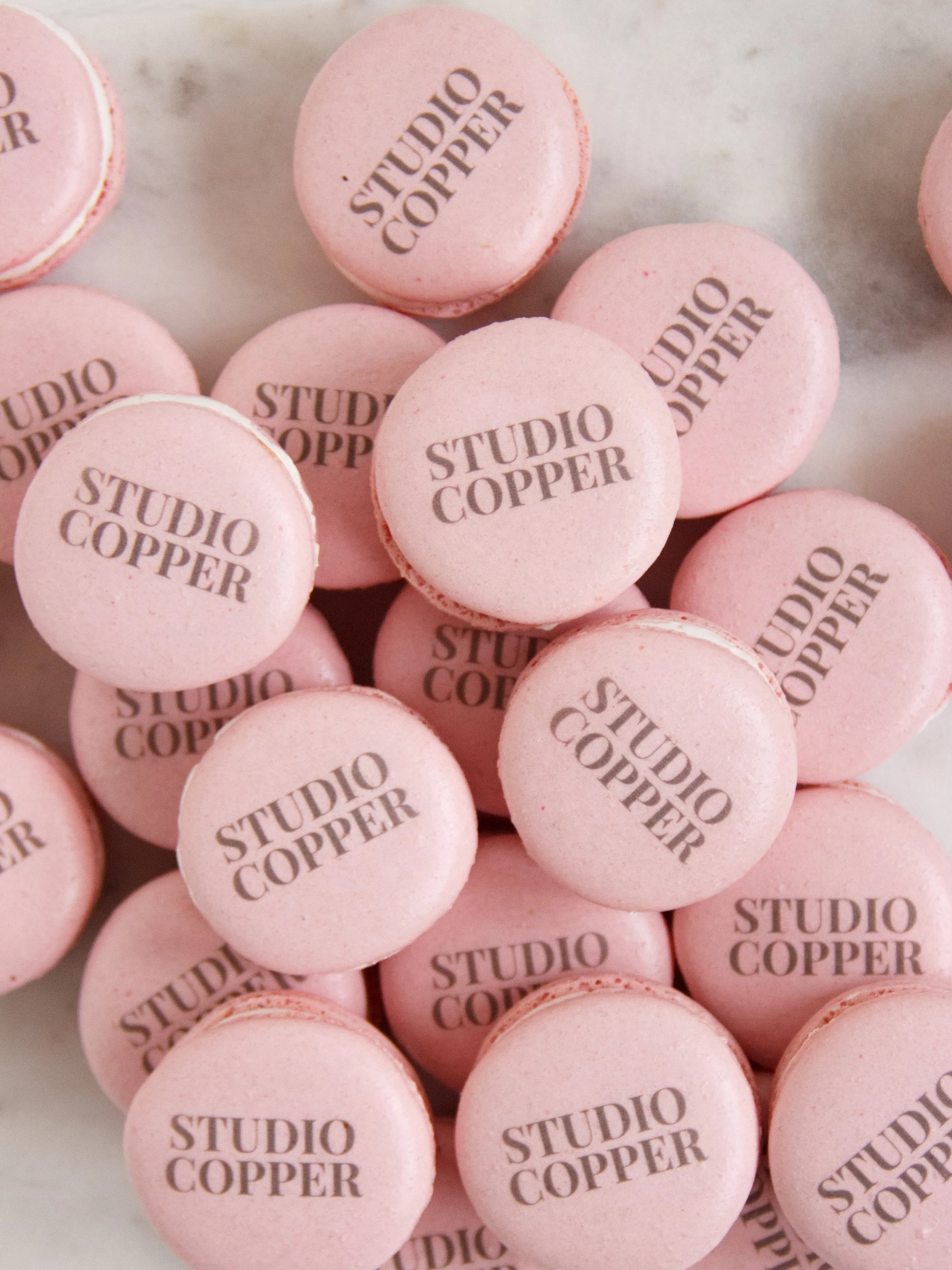 Logomacaronit Studio Copperille @sstudiocopper
Makuna kaikista suosituin macaron-maku salted caramel. 🤩

Logomacaroneissa minimitilausm&auml;&auml;r&auml; on 40kpl per v&auml;ri, maku ja printti. Hinta 3,7&euro;/kpl.

#kakkusankari #macarontampere #