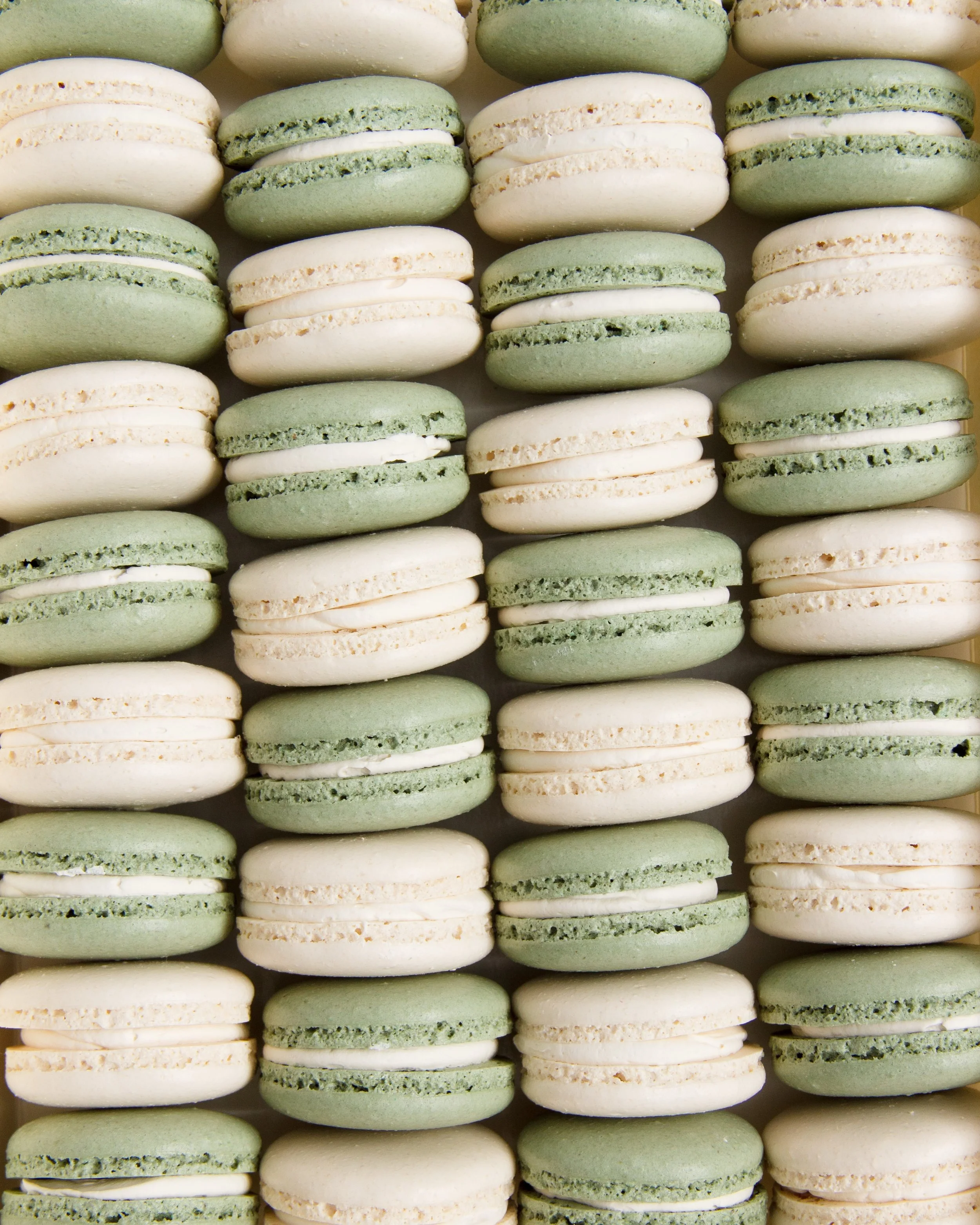 Vadelmanmakuisia macaroneja h&auml;&auml;juhlaan. 🌸

Macaronit ovat suosituin lis&auml;tuote h&auml;&auml;kakkutilauksen ohella. Suosituin maku on salted caramel, hyv&auml;n&auml; kakkosena tulee vadelma ja passionhedelm&auml;. ☀️

Macaroneja suosit